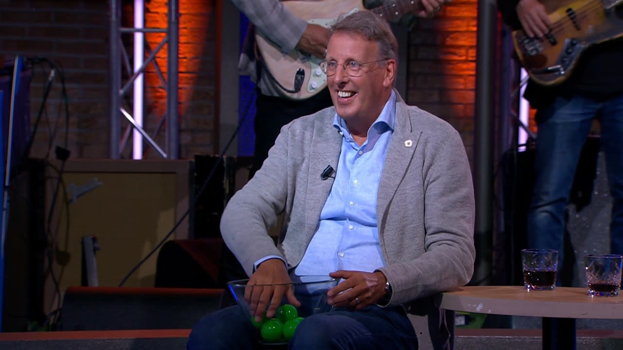 Chris Woerts doet loting voor TOTO: 'Onbeschaafd dat hij er zo'n geile bek bij trekt'