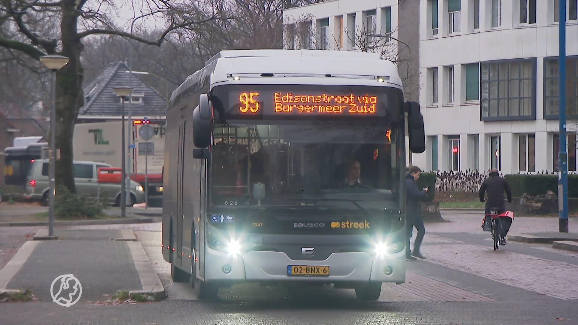 Buschauffeurs zijn overlastgevende asielzoekers beu, plakken haltes in Ter Apel af