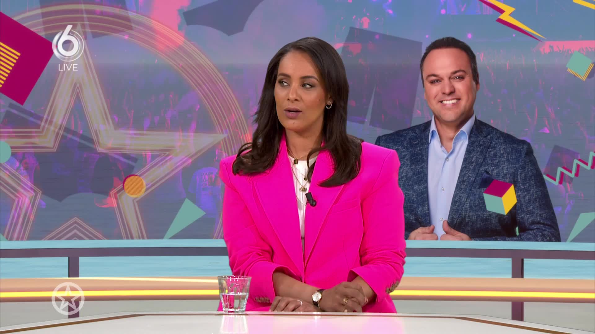 Fan knijpt in de billen van Frans Bauer