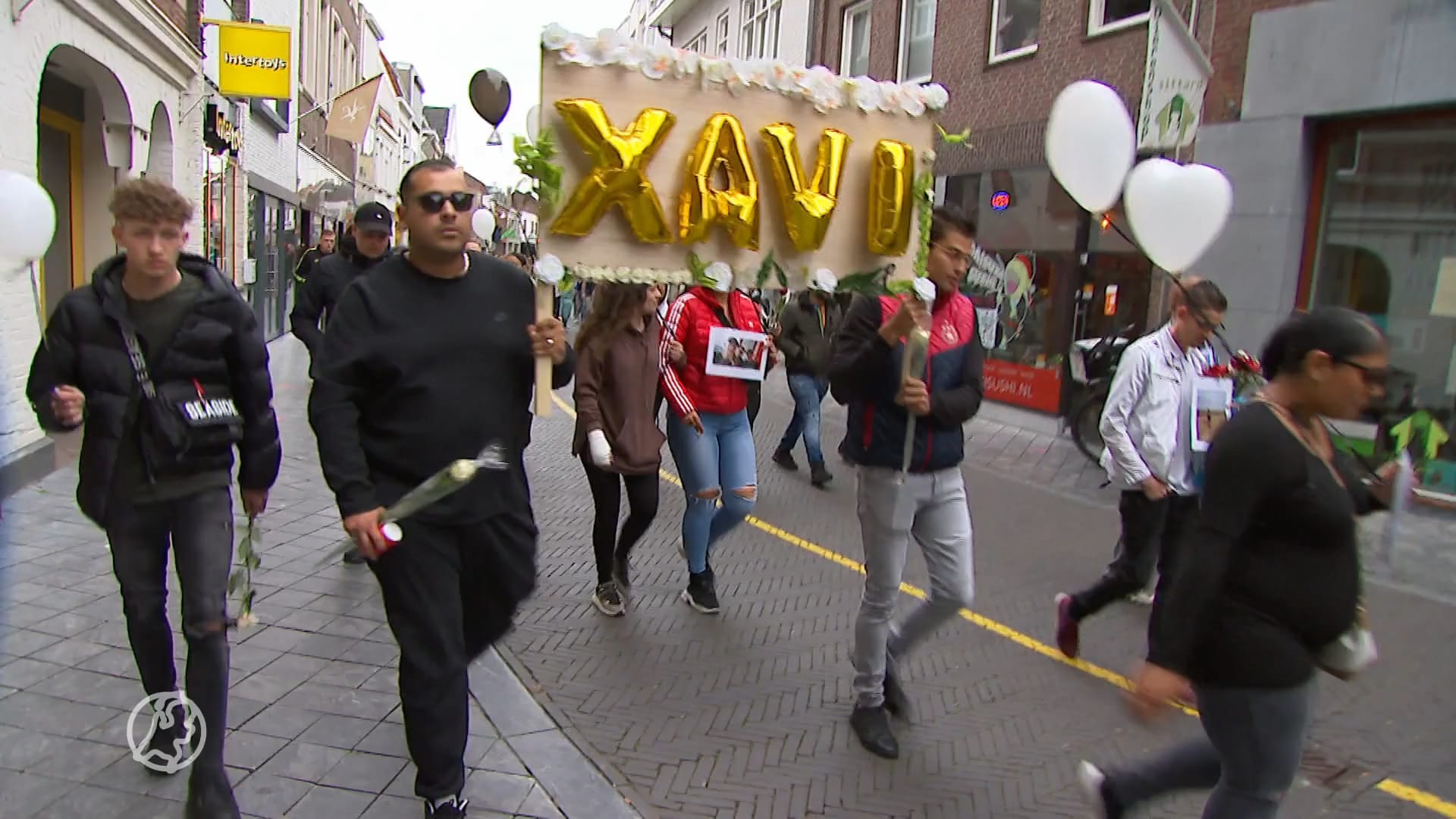 Honderden mensen lopen stille tocht voor gedode Xavier