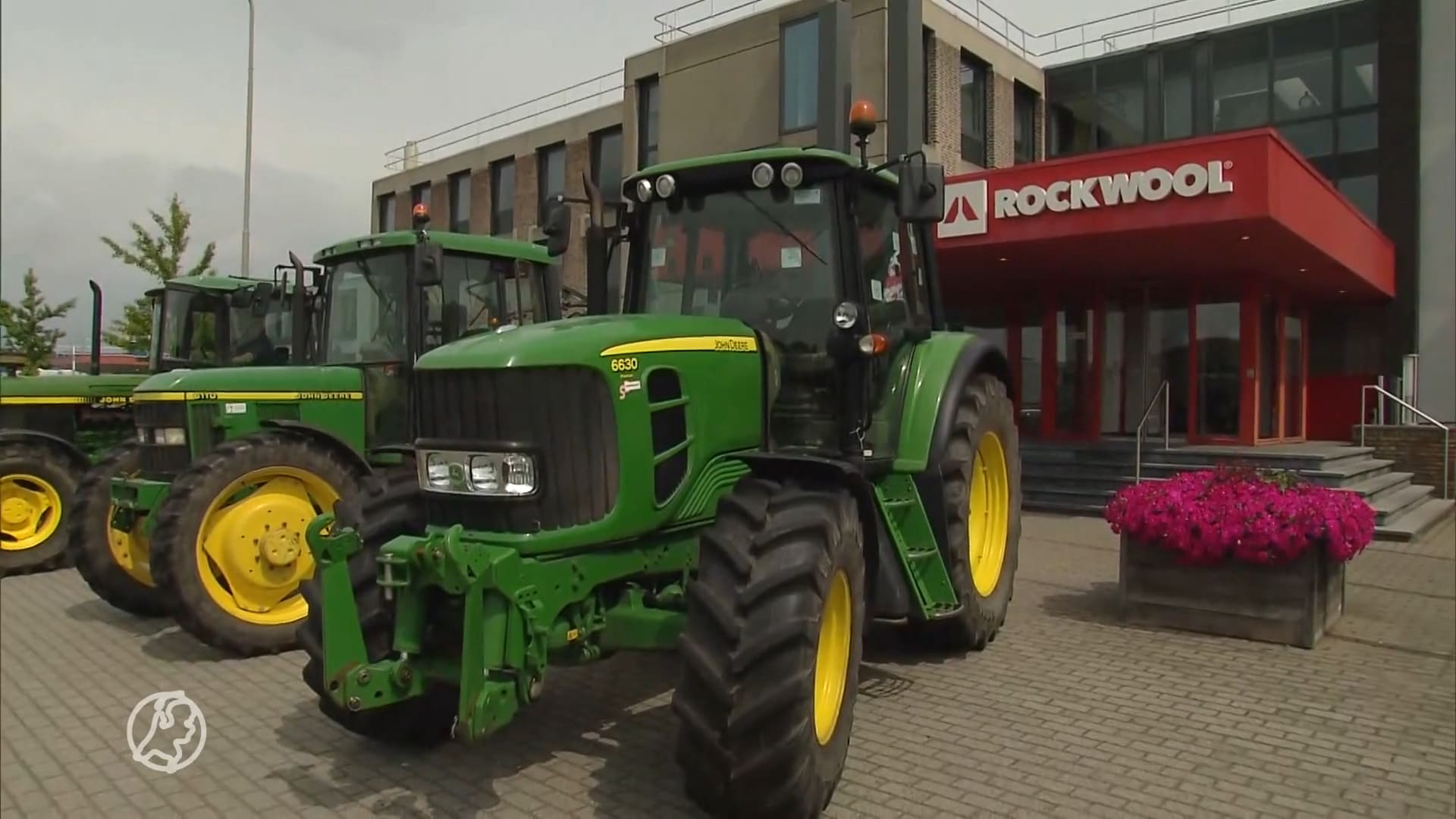 Tientallen trekkers blokkeren toegang 'mega-uitstoter' Rockwool in Roermond