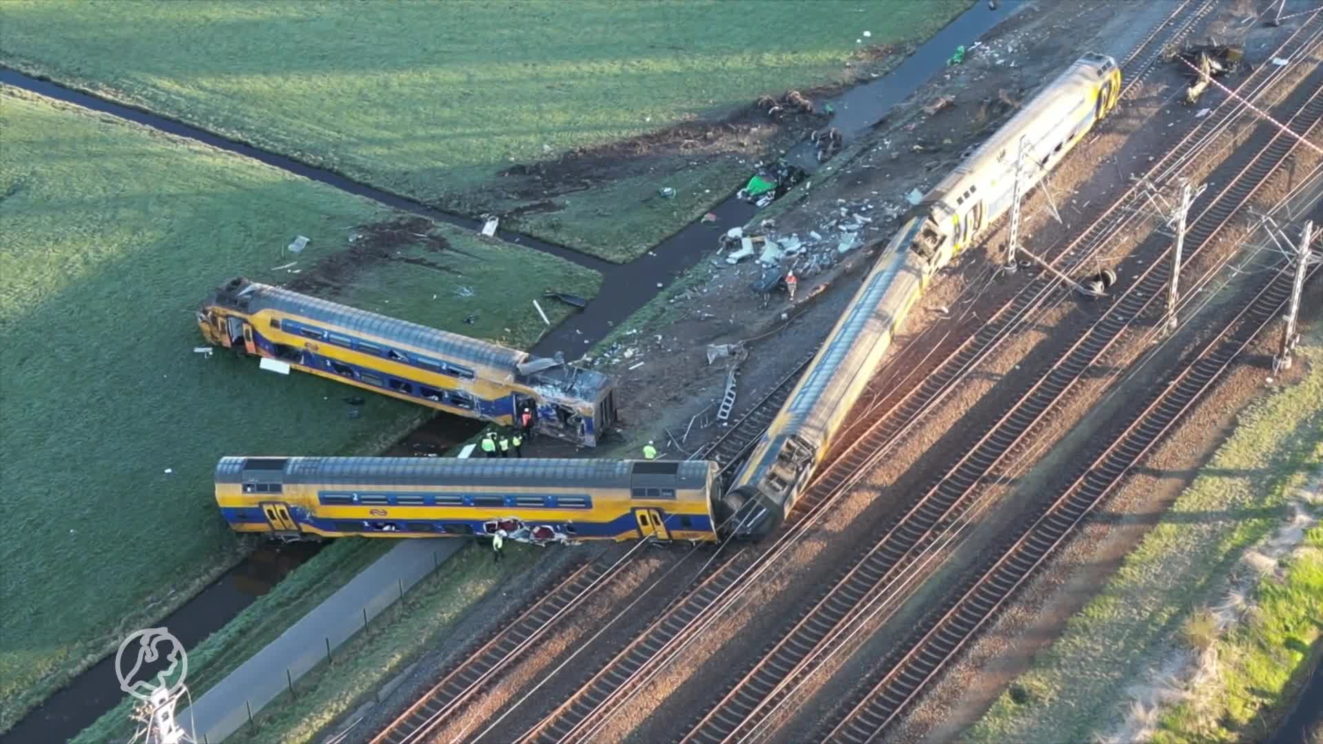 Zo ziet de ontspoorde trein in Voorschoten eruit vanuit de lucht