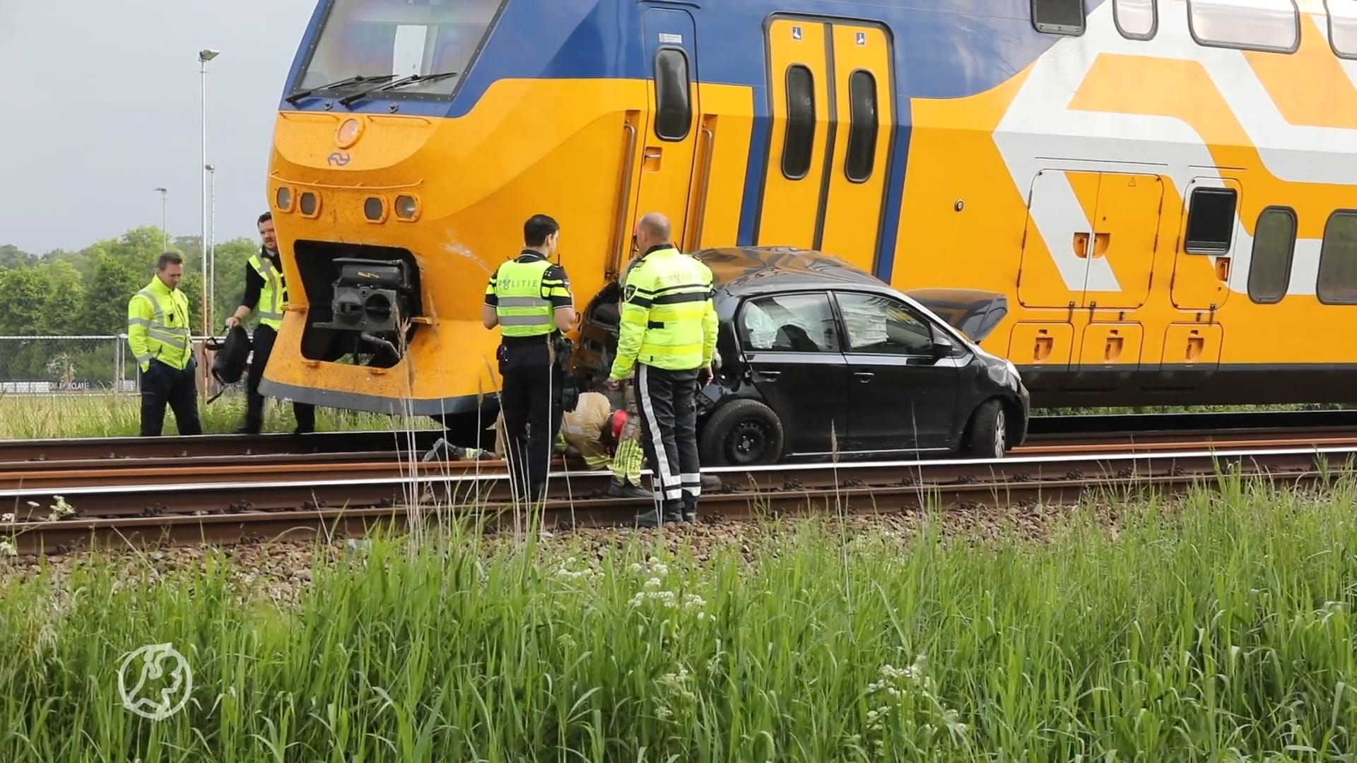 Auto botst met trein