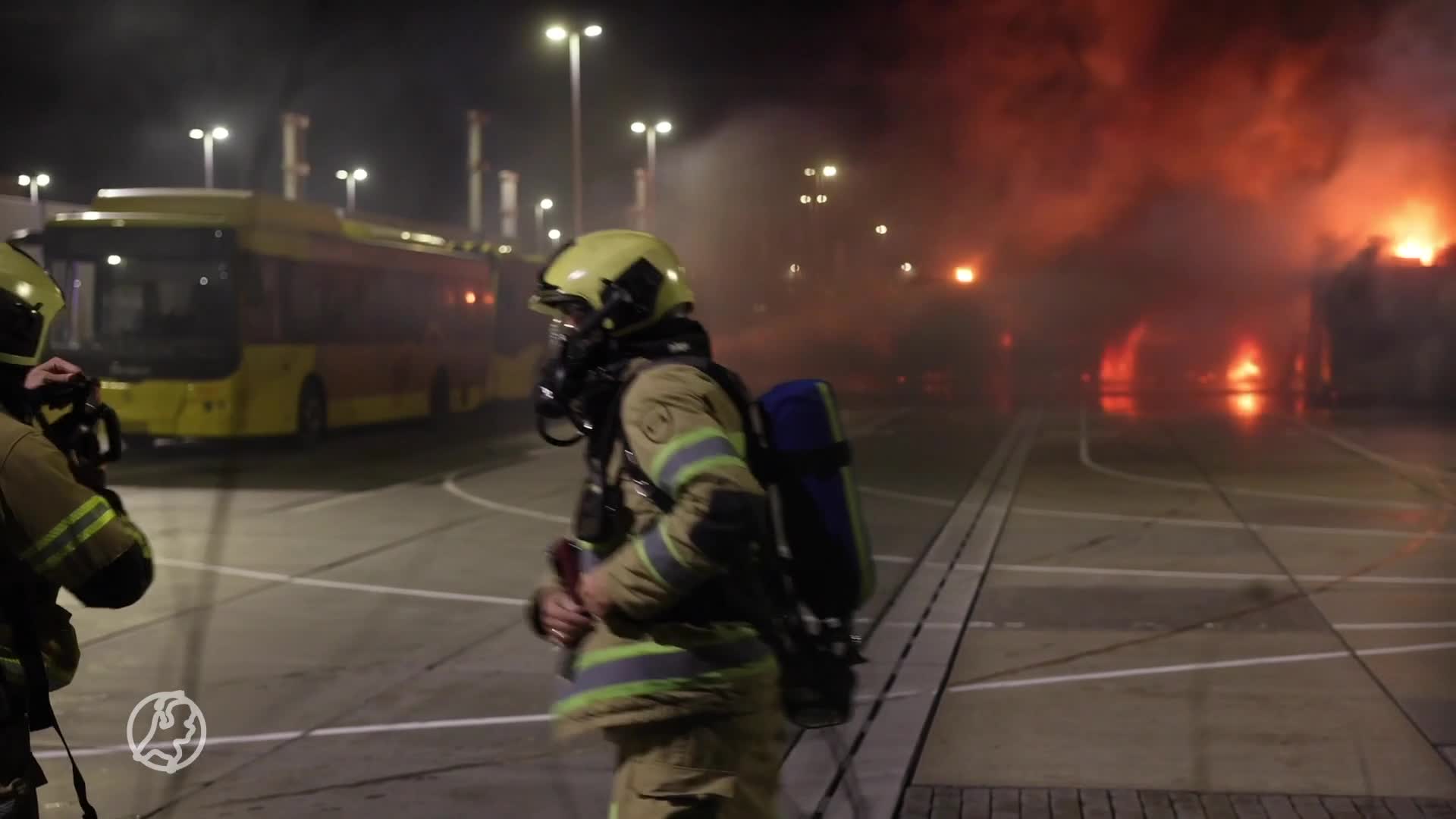 Meerdere bussen in lichterlaaie bij grote brand in busstalling Utrecht