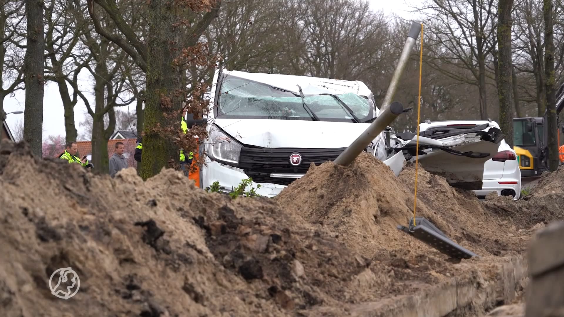 Bestelbus klapt op graafmachine en ramt vervolgens geparkeerde Porsche