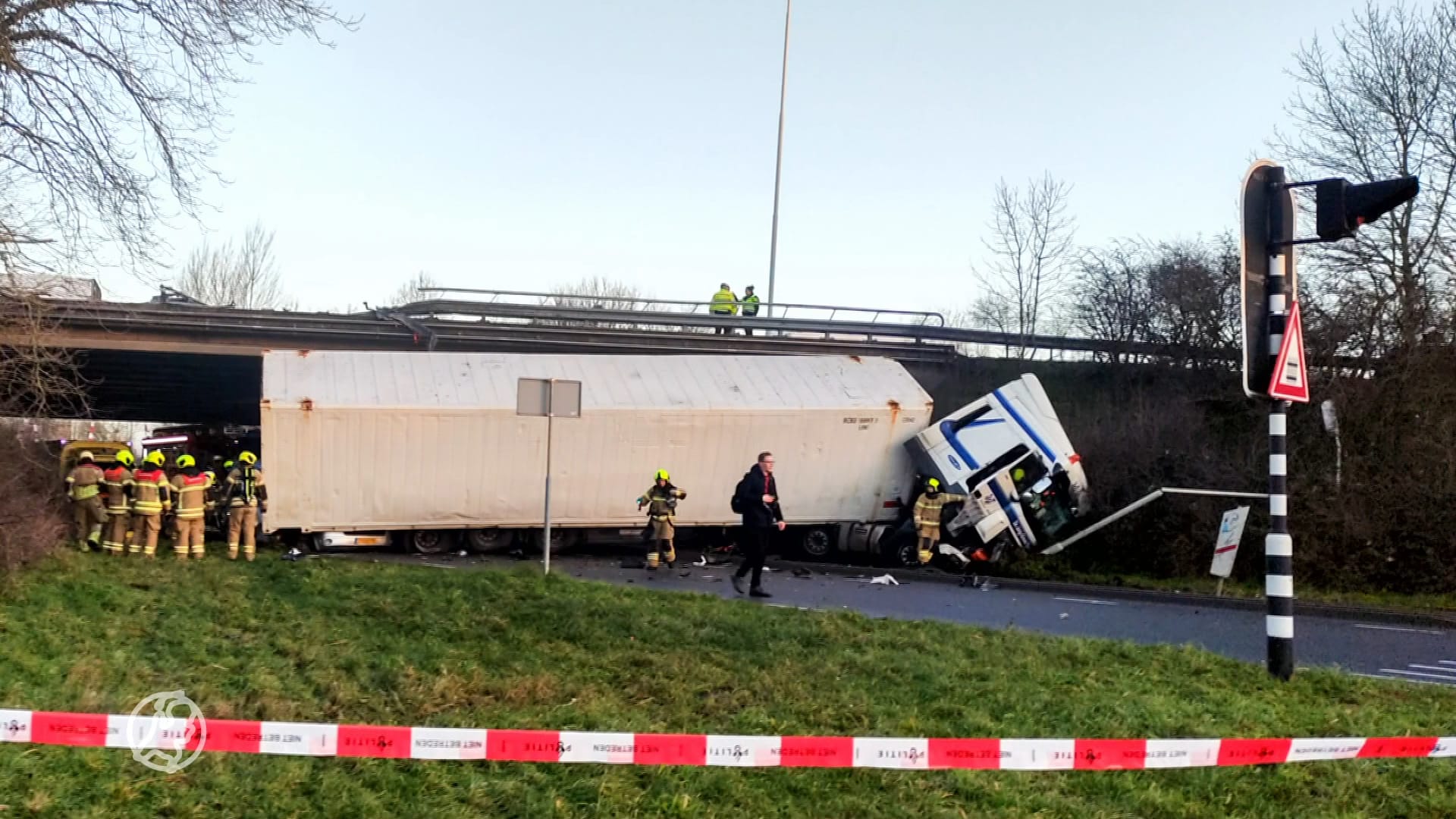 Vrachtwagen stort viaduct af en plet personenbusje op A15