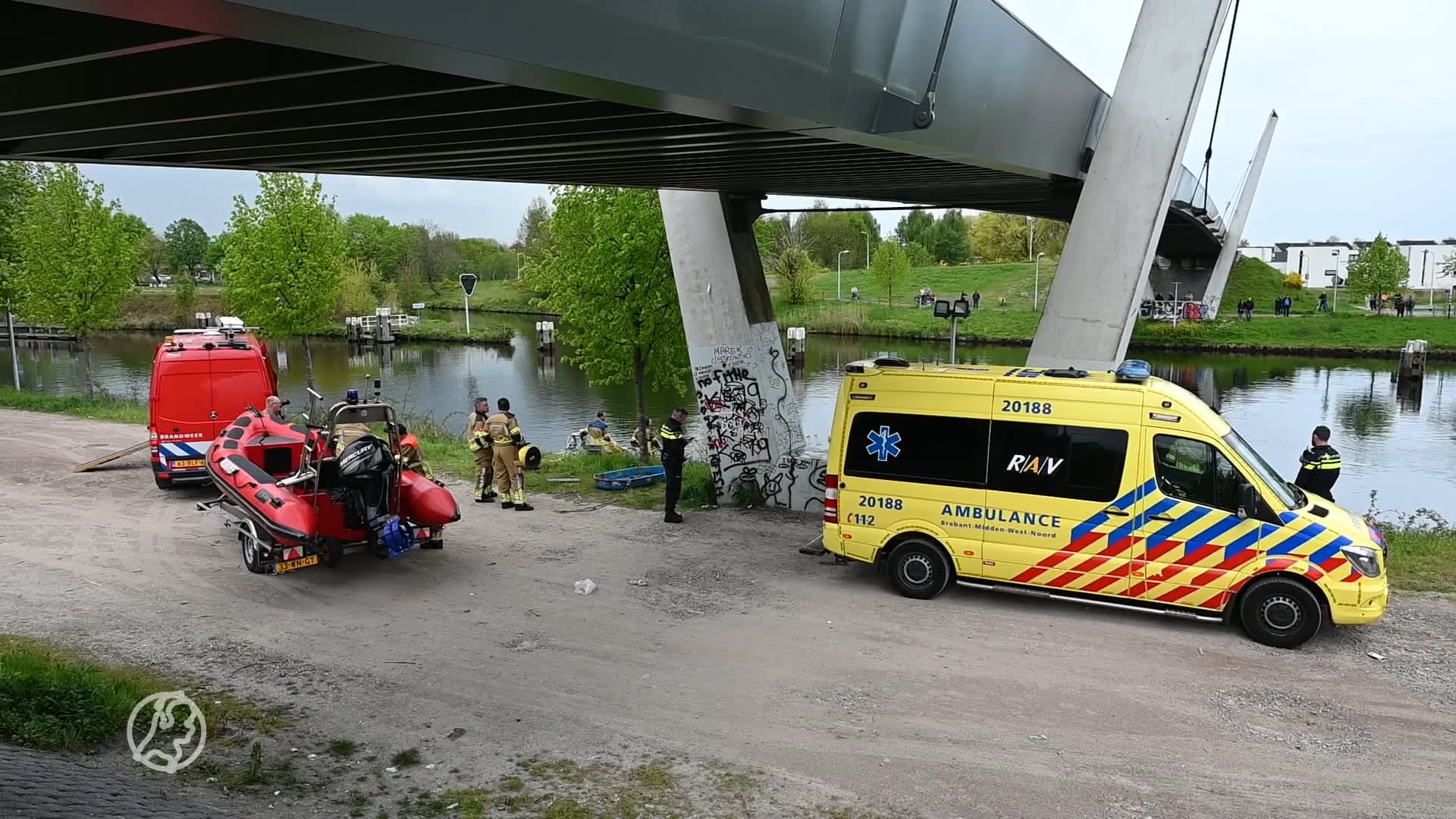 'Persoon van hoge brug geduwd', grote zoekactie gestart