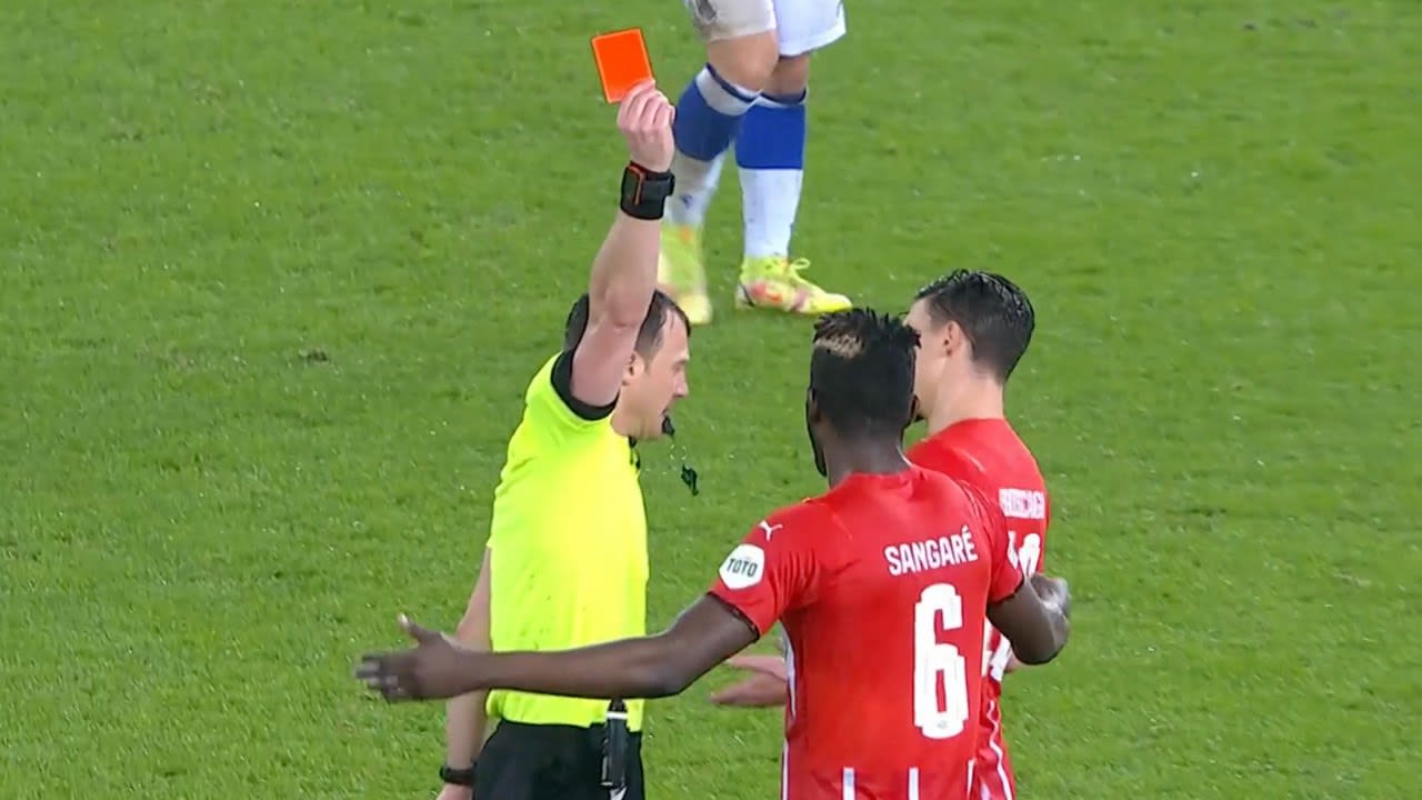 ROOD: Sangaré krijgt tweede gele kaart en kan gaan douchen