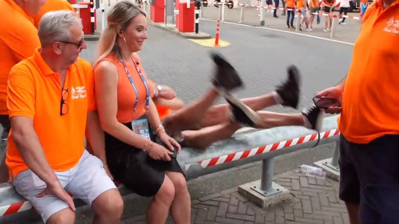Oranjefans tuimelen omver bij foto met Hélène