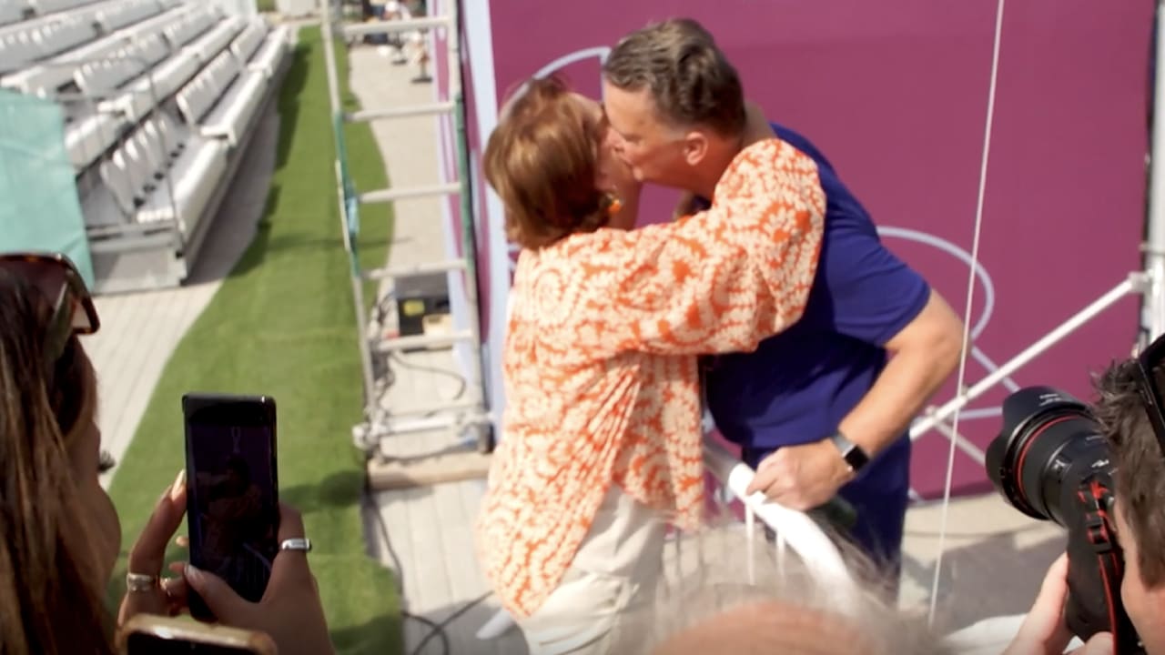 Louis van Gaal zoekt privacy met Truus na training: 'Loop maar mee!