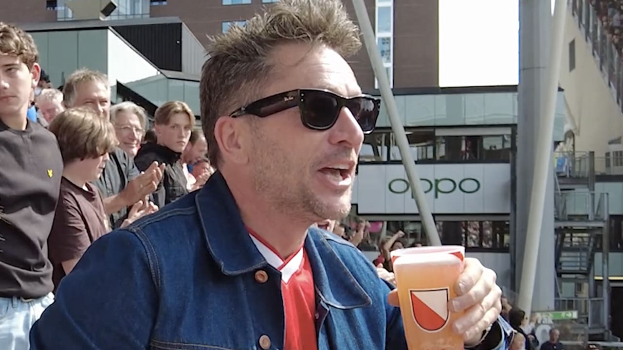 Utrecht-fan Tom Staal gefrustreerd op de tribune tijdens FC Utrecht-Feyenoord