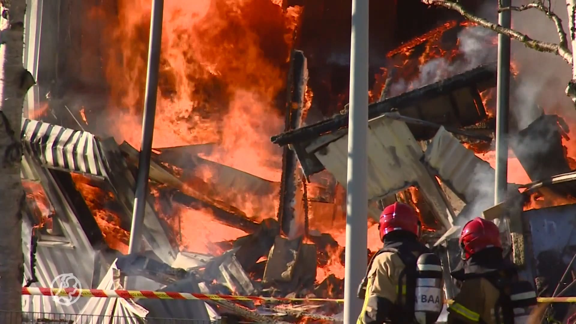 Appartementencomplex Amsterdam ingestort, brand onder controle