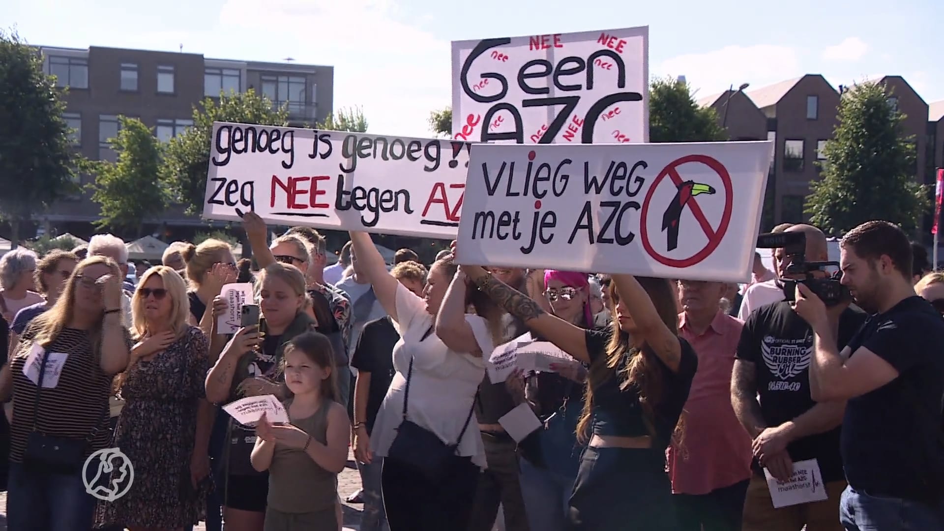 Inwoners demonstreren tegen komst azc Uden: 'Niet bij mij achter in de tuin'