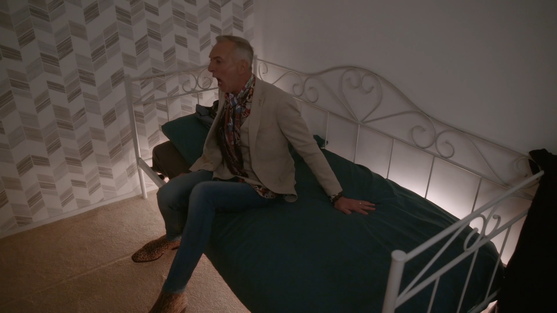 Martien zakt door het bed