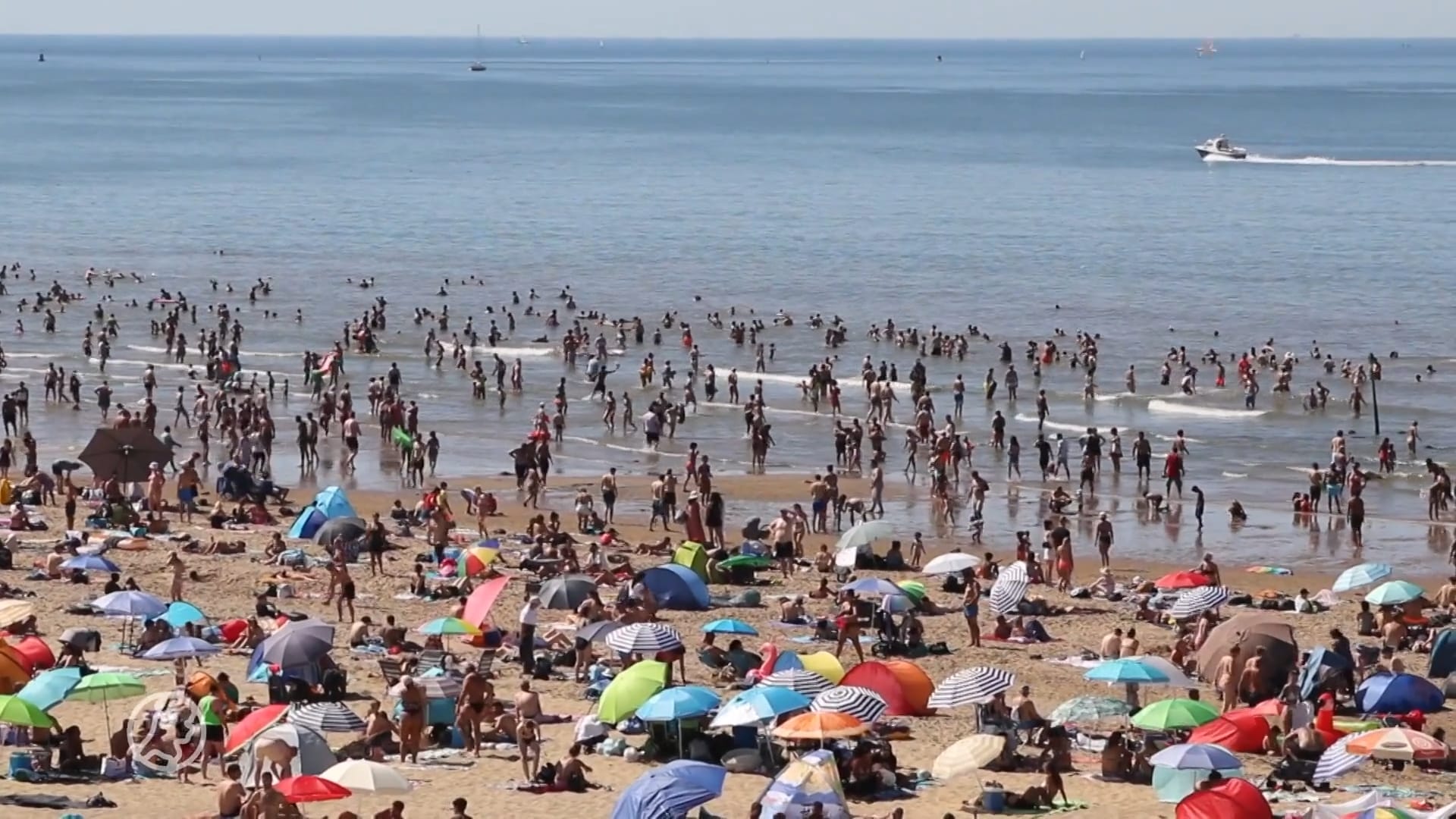 Enorme drukte op strand Scheveningen, wegen vol auto's