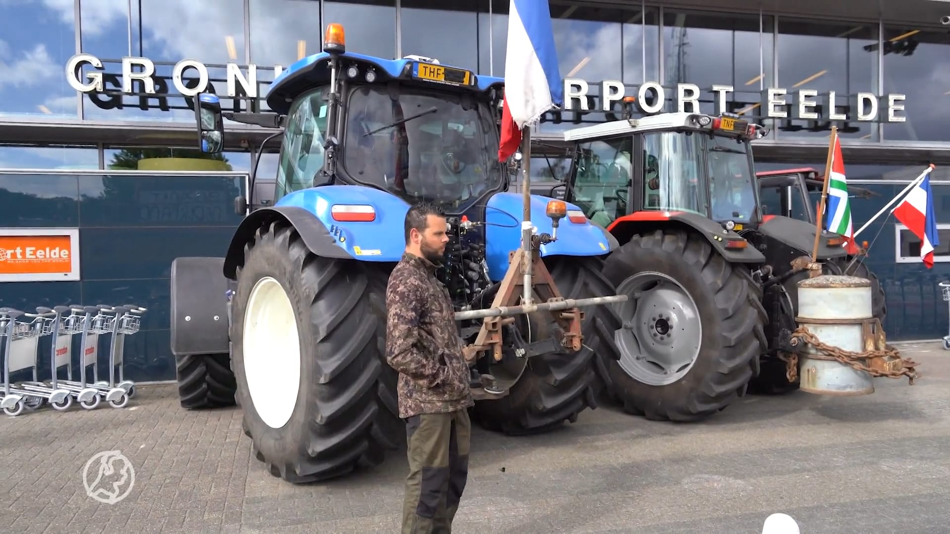 Boze boeren op trekkers blokkeren Groningen Airport