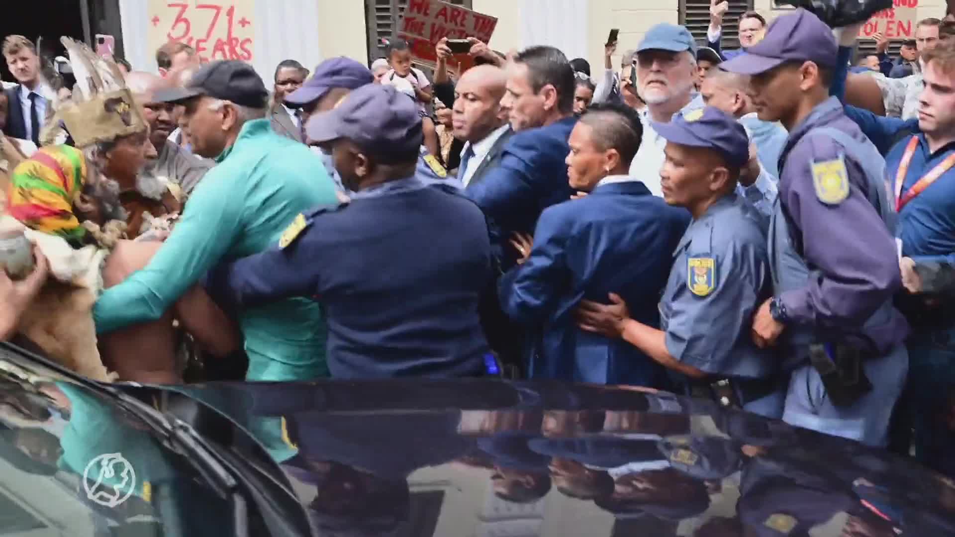 Koningspaar moet auto in om woedende demonstranten in Kaapstad