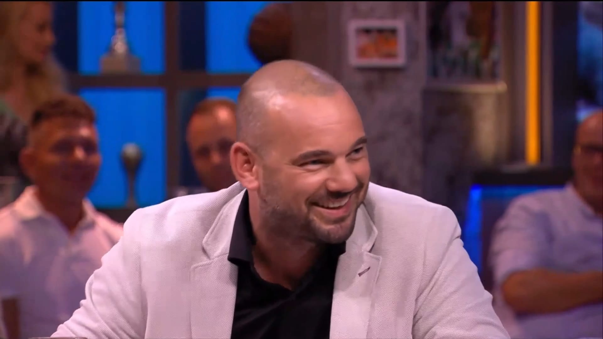Wesley zat op tribune bij Oranje: 'Iedereen ging staan dus kon de wedstrijd niet zien!'