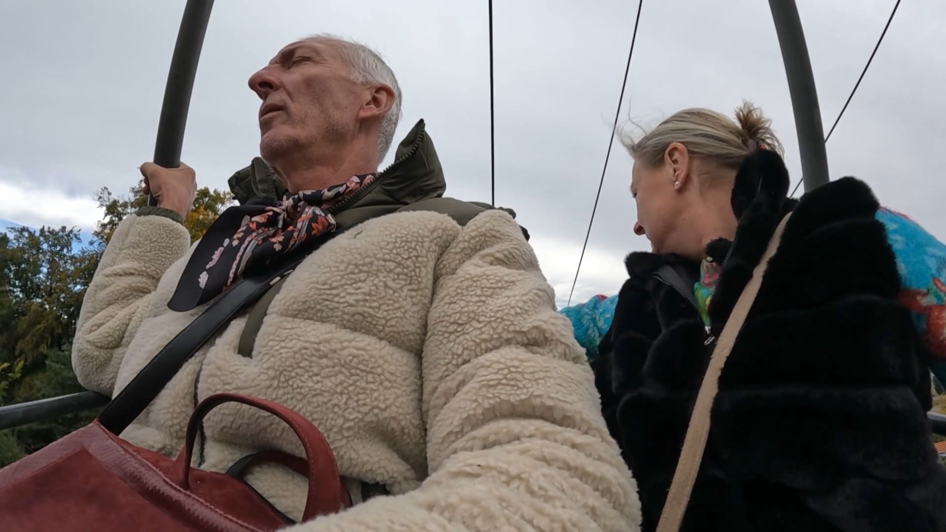 Grote paniek want de skilift is veel te hoog voor de Meilandjes!