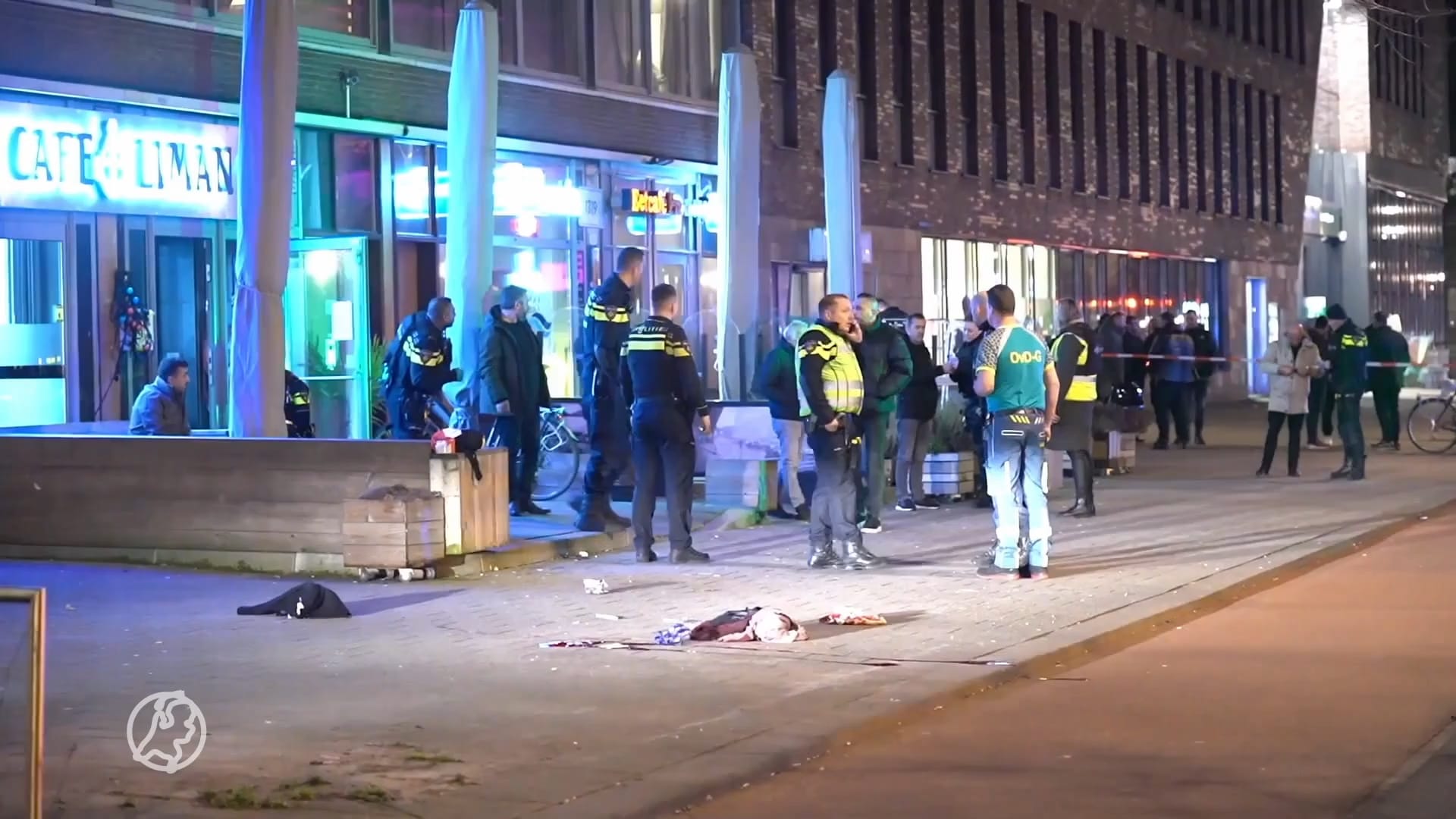 Veel zwaailichten op straat na schietpartij in kroeg Rotterdam
