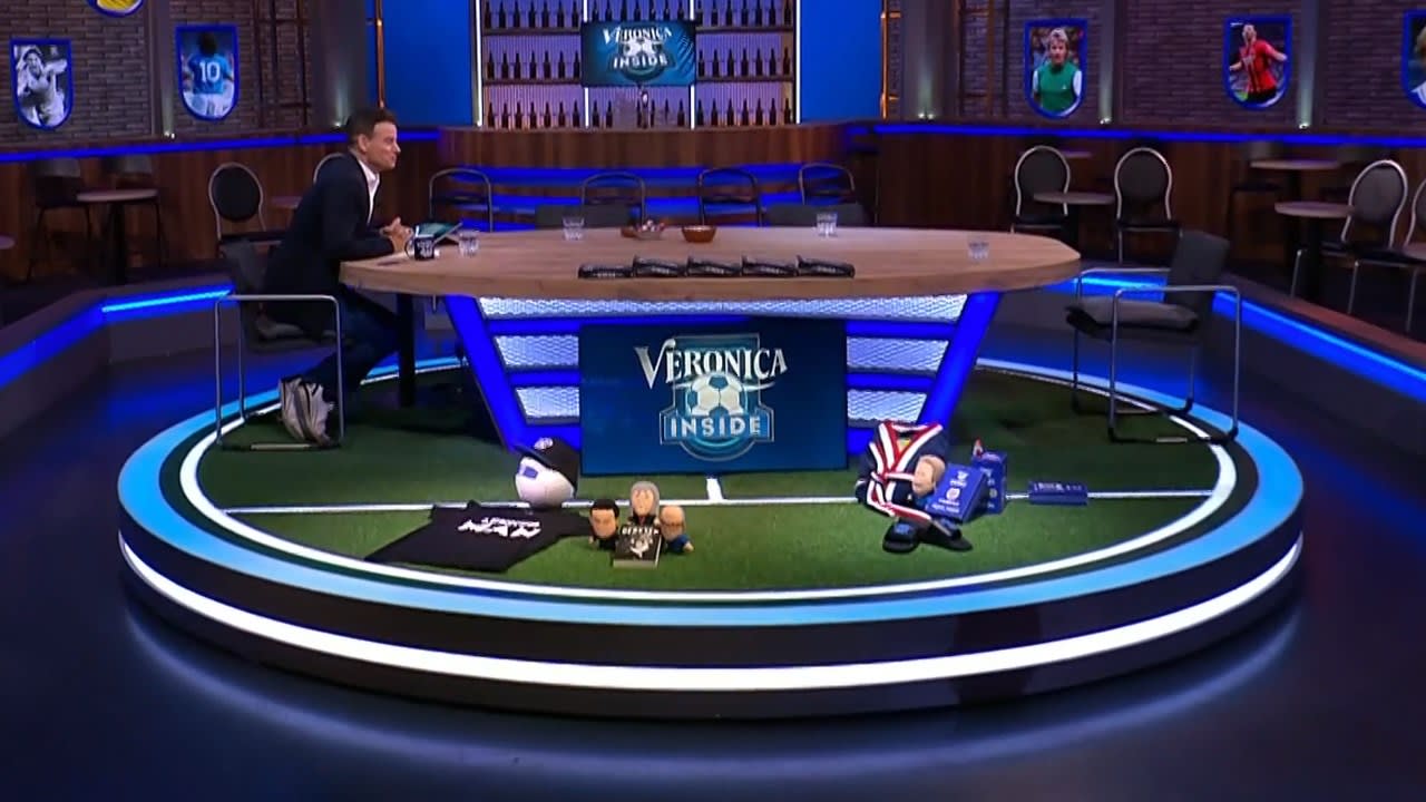 Wilfred zit alleen aan tafel bij start van tweede deel Veronica Inside