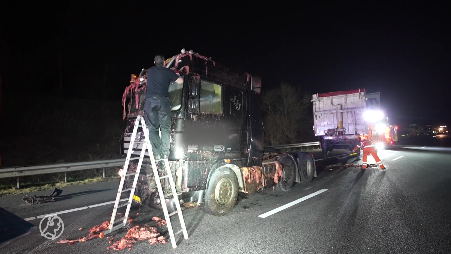 ZIEN: Zo belandde 10.000 kilo slachtafval op de A67