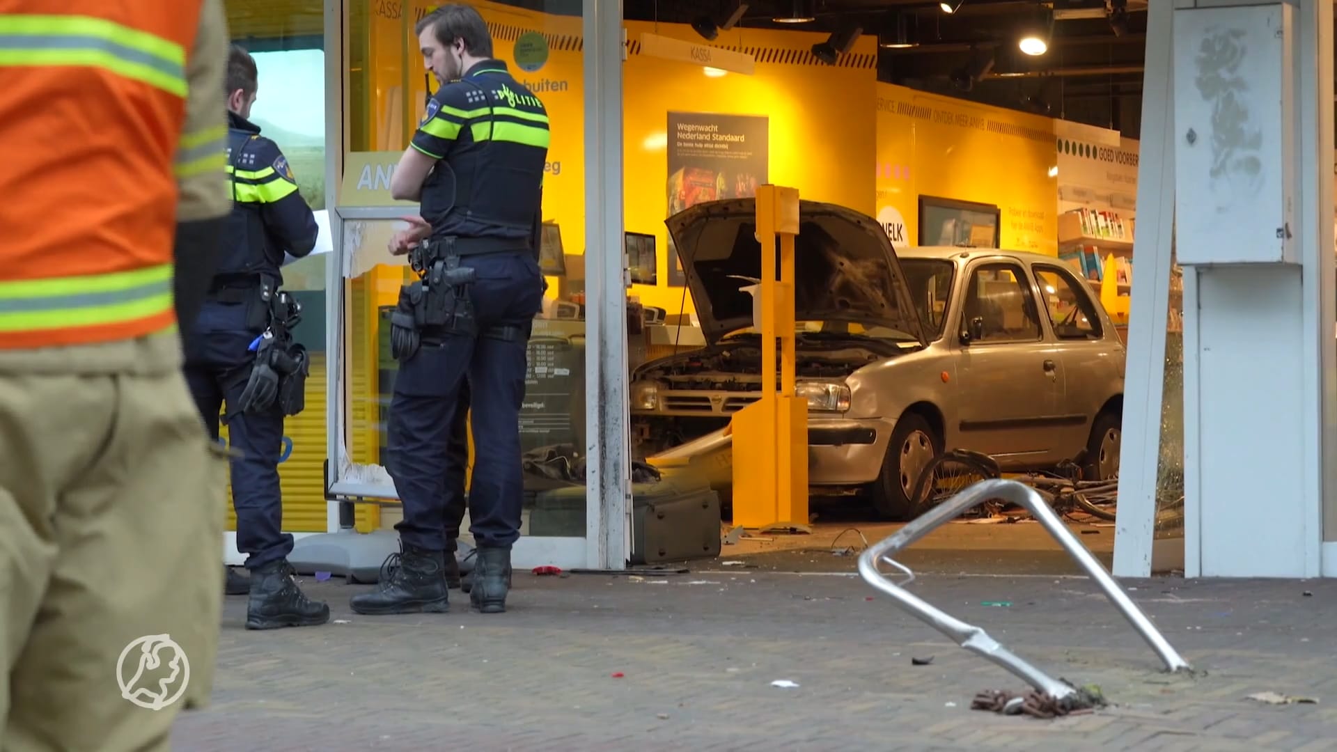 Auto rijdt ANWB-winkel binnen in Zeist, meerdere gewonden