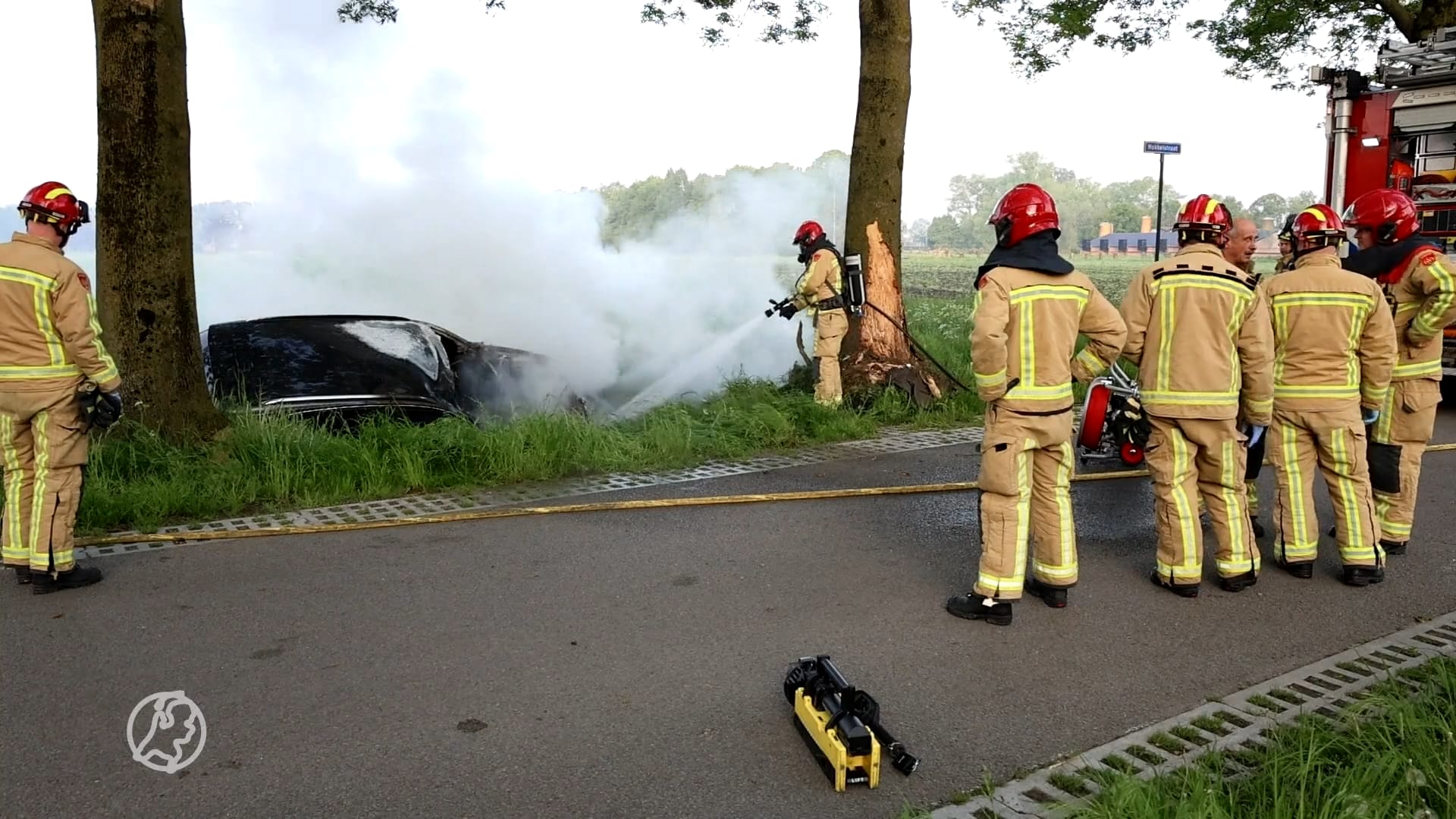 Auto crasht hard tegen boom en brandt helemaal uit