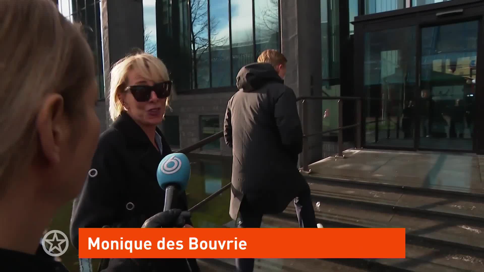 Monique des Bouvrie komt aan bij rechtbank voor kort geding erfenis