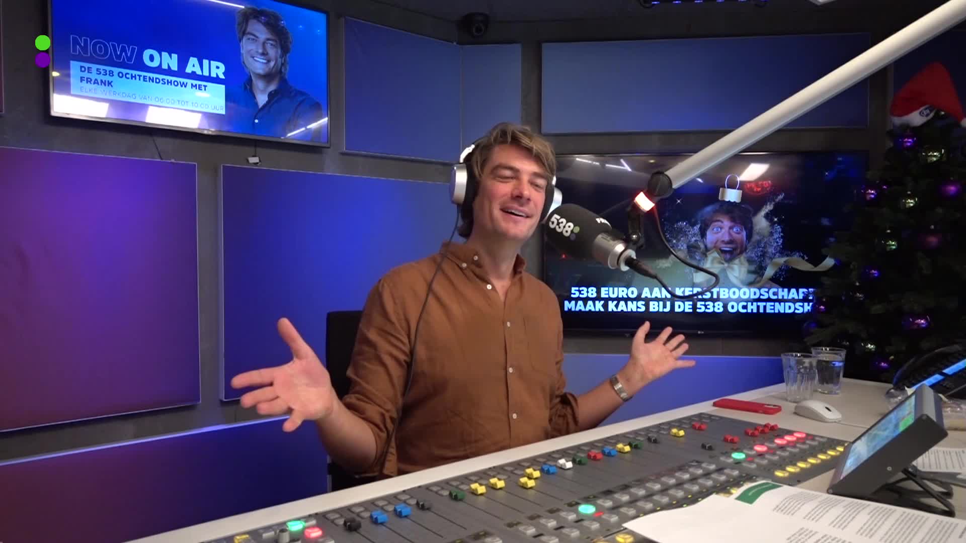 'Directeurtje' over open haard op SBS6!