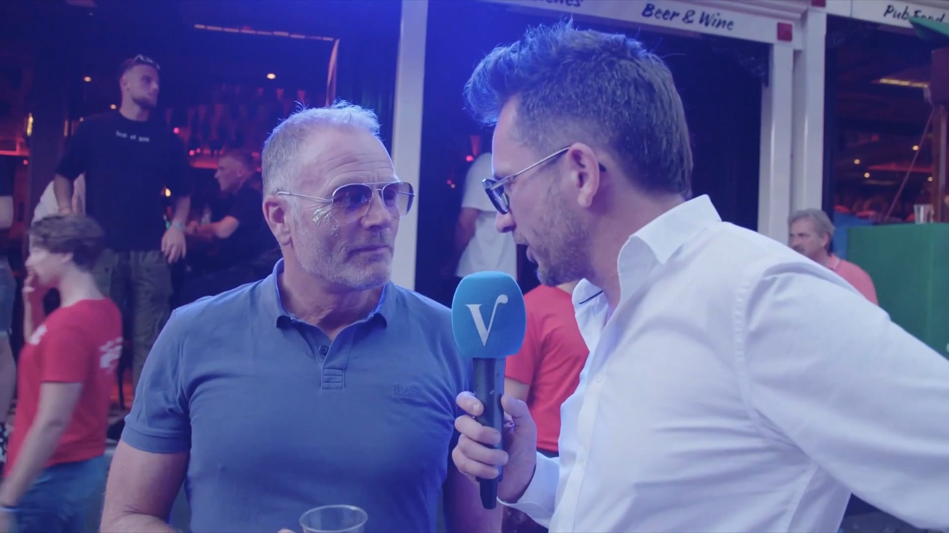 Tom Staal bezoekt de Volendammer Kermis: 'Volendam moet naar de Eredivisie!'