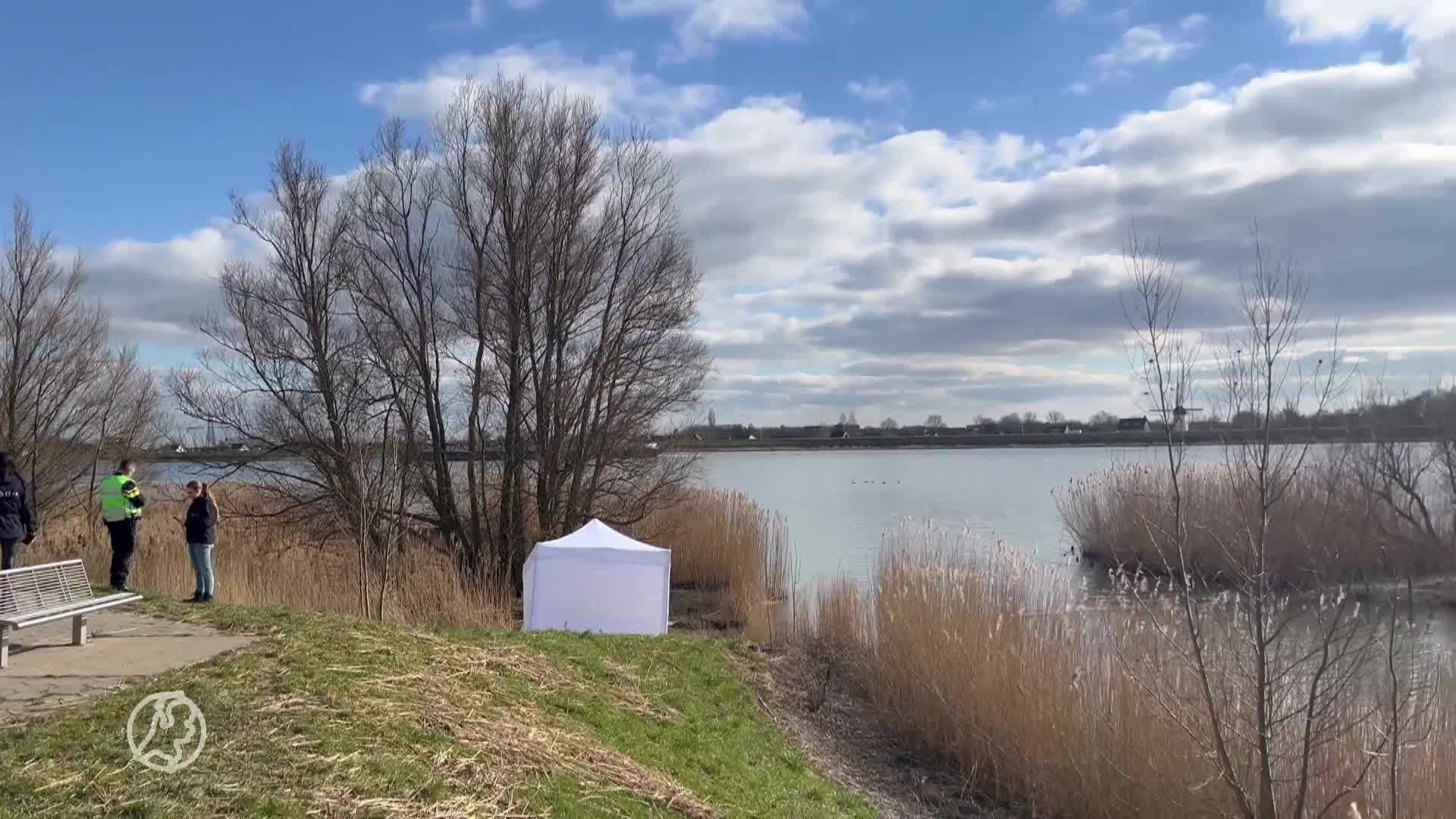 Eerste beelden van politieonderzoek naar gevonden dode baby in Lekkerkerk