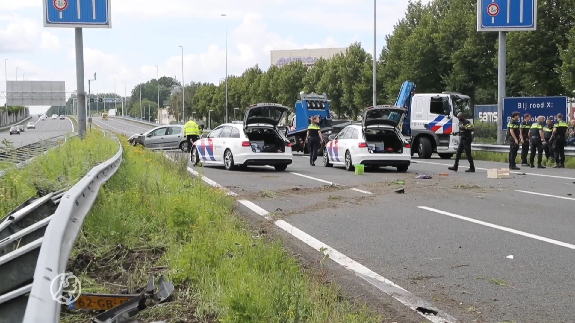 Auto crasht na politieachtervolging, snelweg bij Zoetermeer lange tijd gesloten