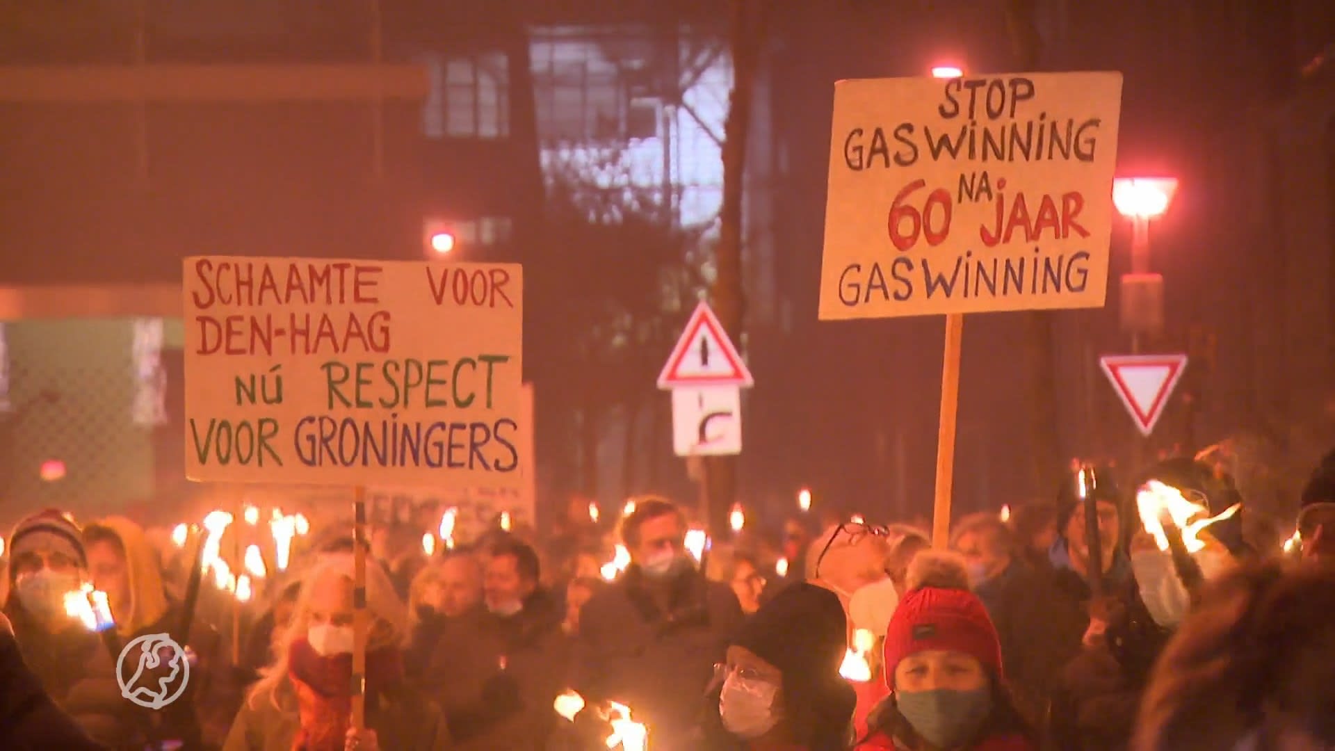 Duizenden mensen lopen mee bij fakkelprotest tegen gasbeleid in Groningen