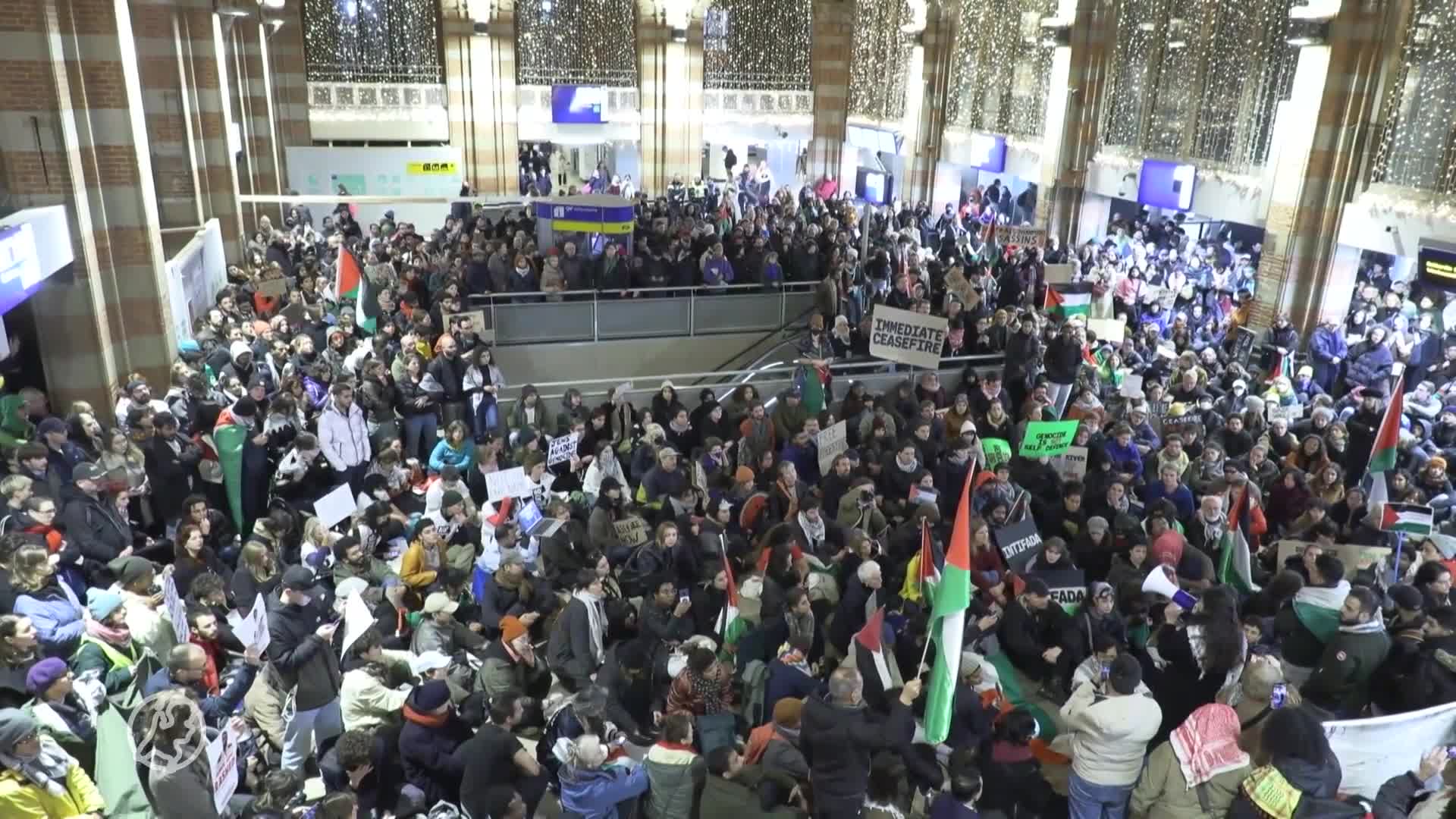 Demonstratie tegen geweld in Gaza op Amsterdam Centraal