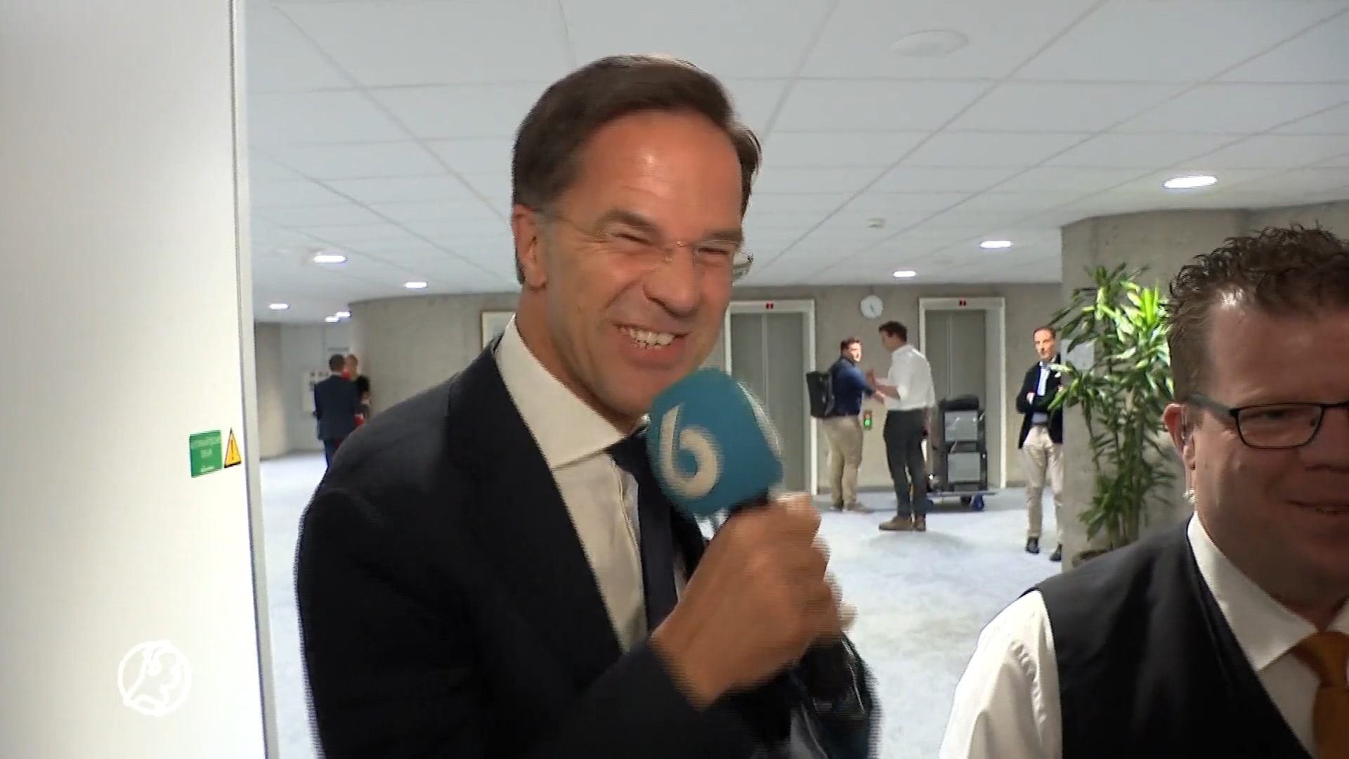 Rutte pakt microfoon af van verslaggever