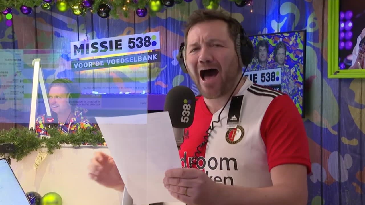 538-sidekick en Ajax-fan Klaas zingt clublied Feyenoord uit v...
