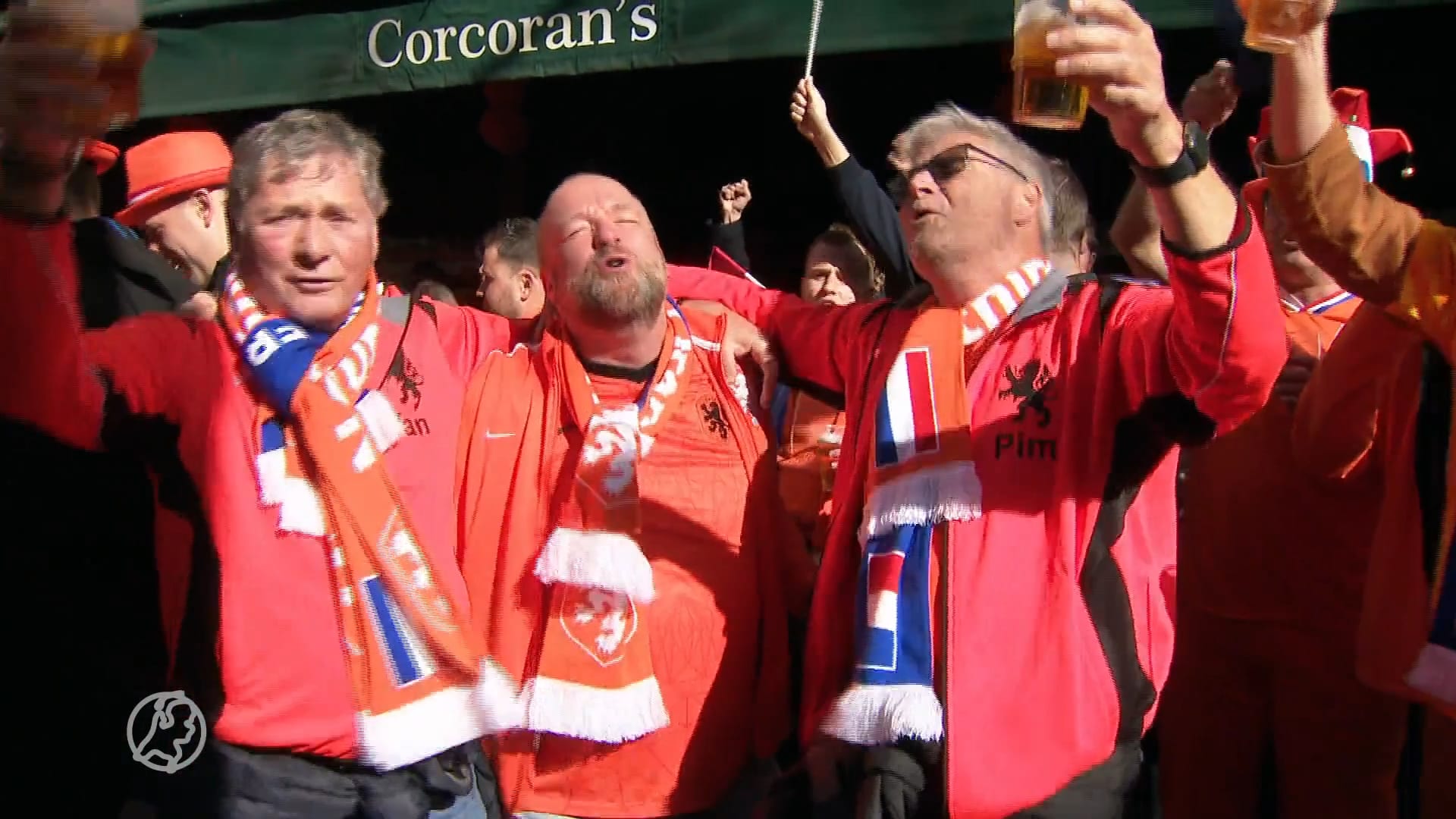 Meegereisde Oranje-supporters temperen verwachtingen: 'Blij met een puntje'