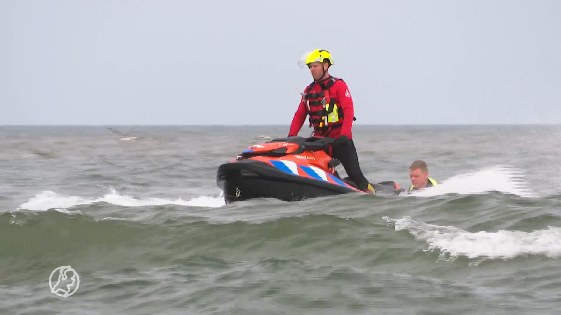 Naar het strand? Kijk dan uit met zwemmen, want het water is nog ijskoud