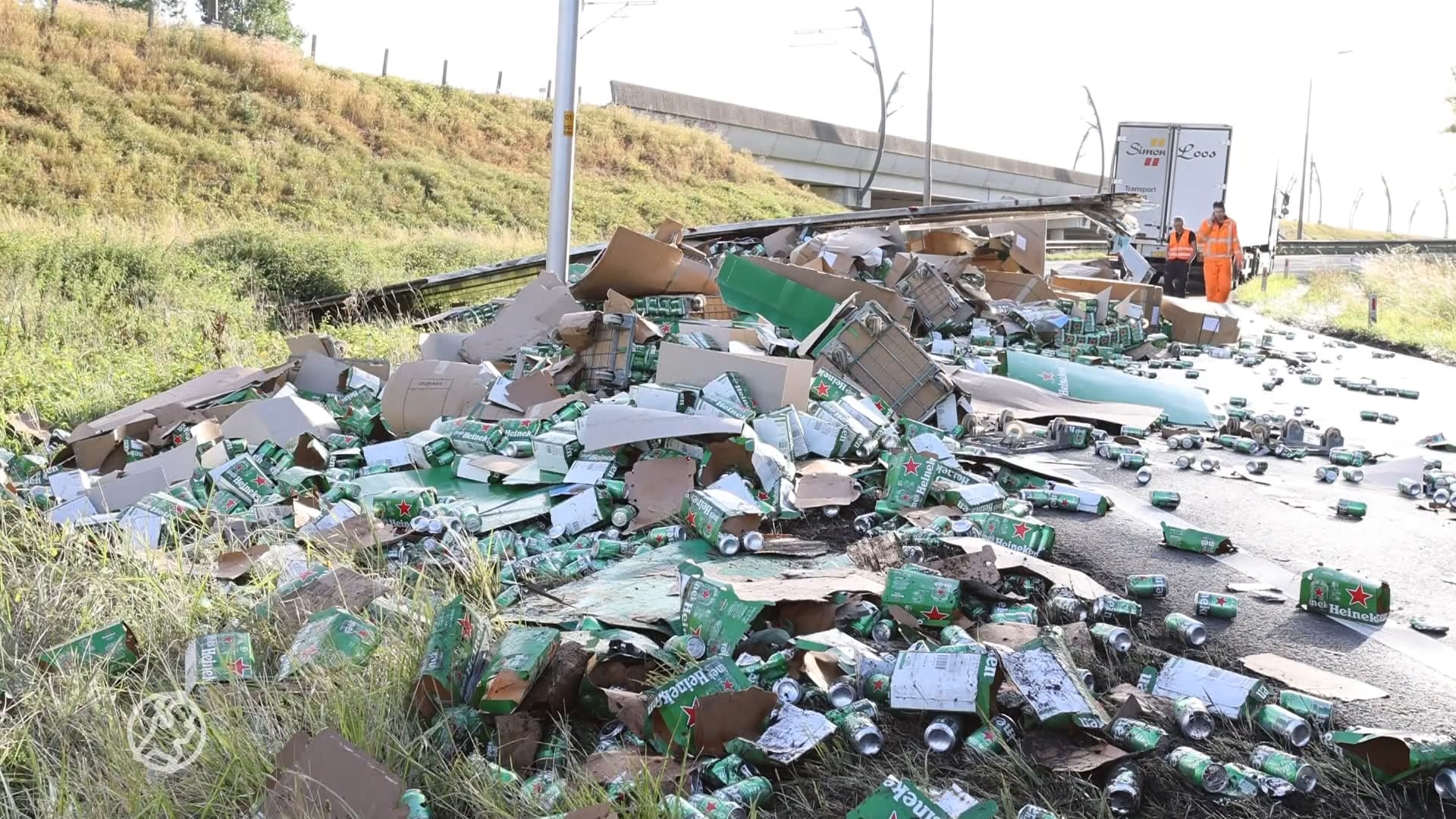 Blik op de weg: vrachtwagen verliest liters bier na crash op A2