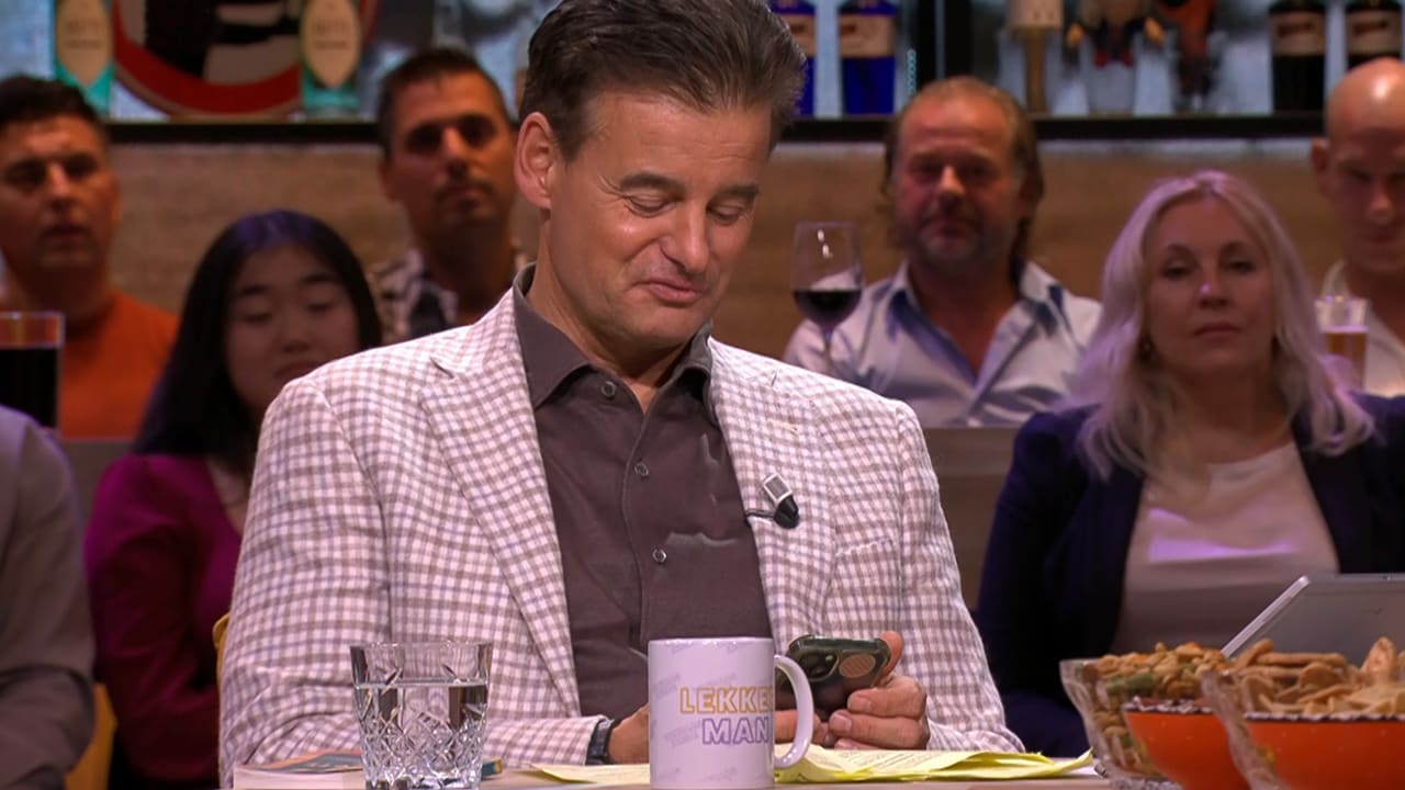 Wilfred krijgt tijdens uitzending een appje van John de Bever over bargast