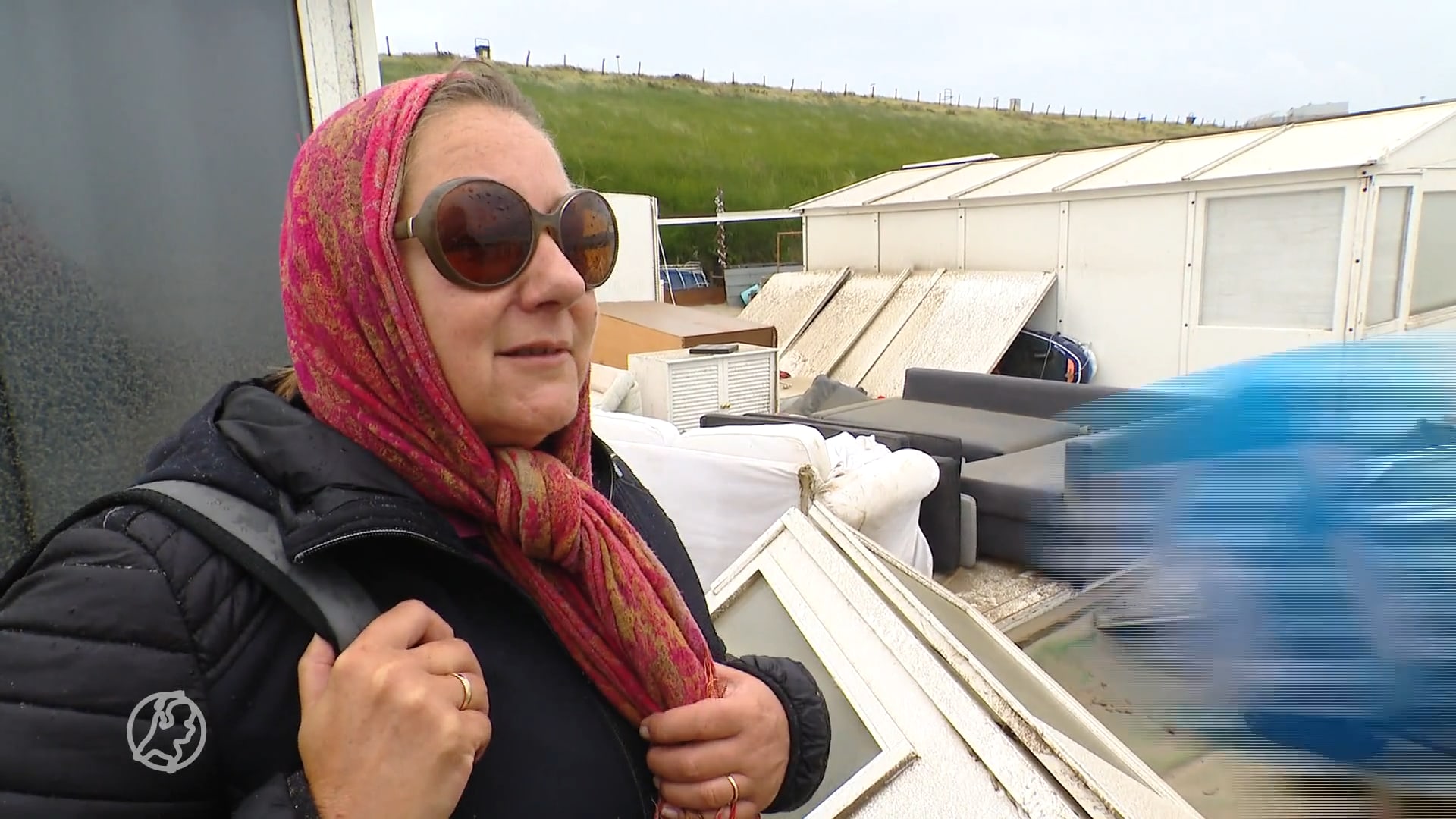 Storm Poly aan het strand: strandhuisjes waaien opeens weg