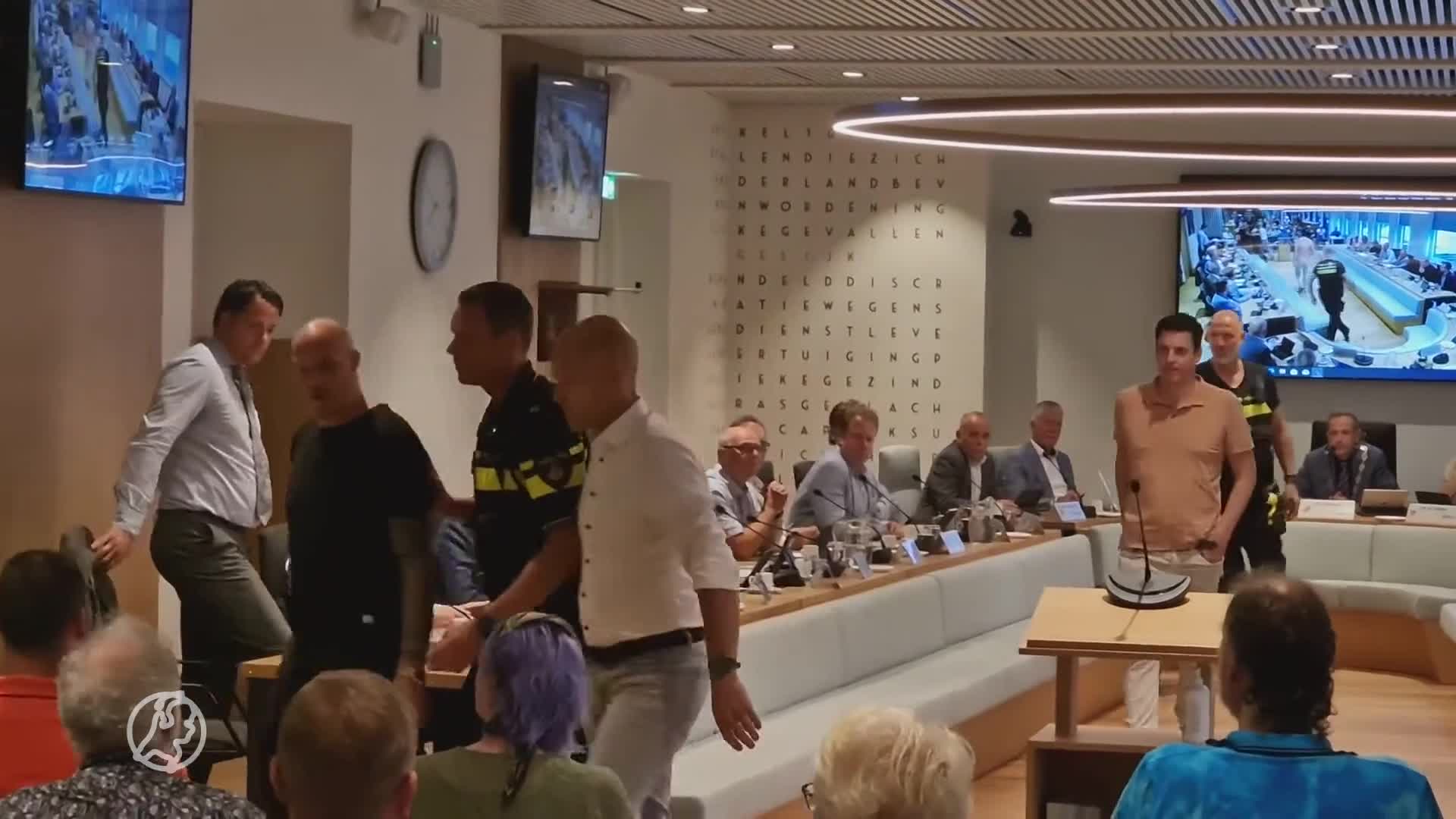 Raadsvergadering Alblasserdam loopt uit de hand, boze inwoner afgevoerd door politie