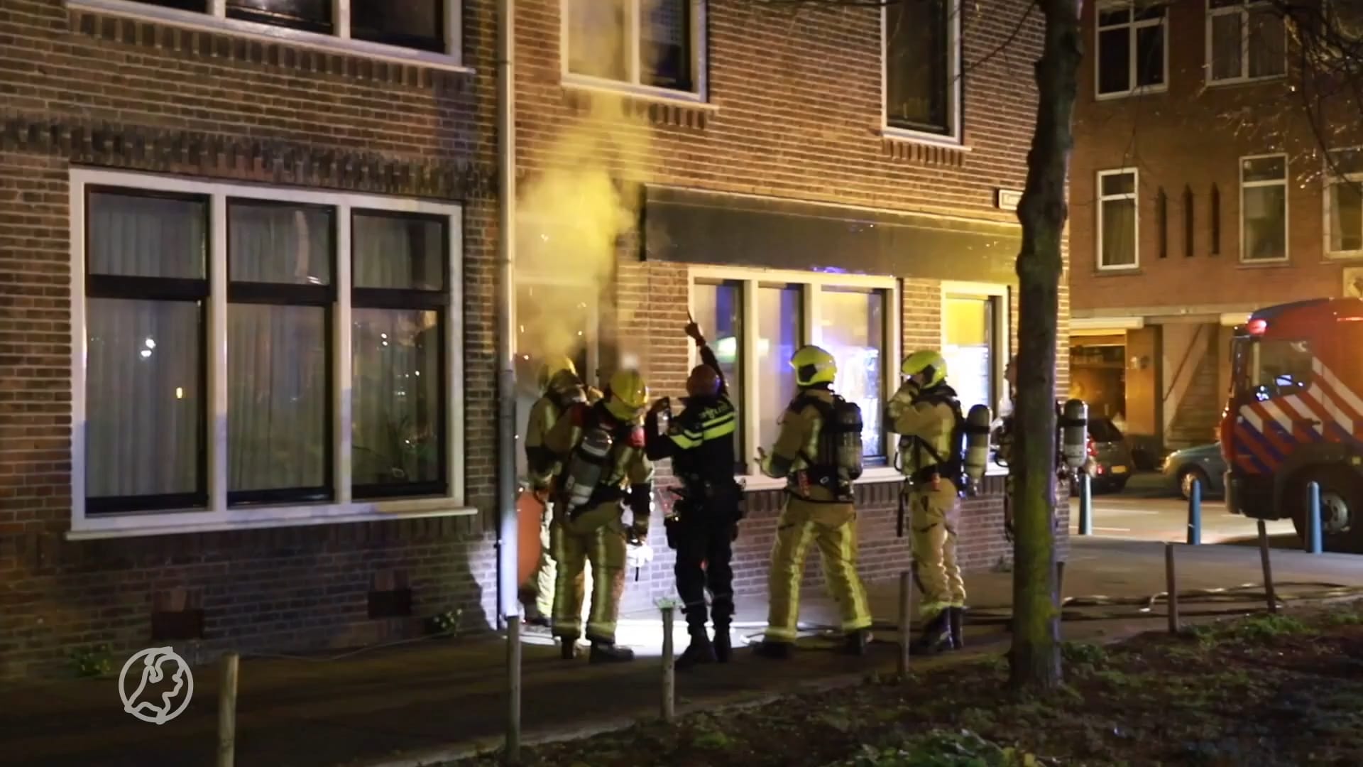 Brandweer redt vrouw uit brandende woning in Den Haag