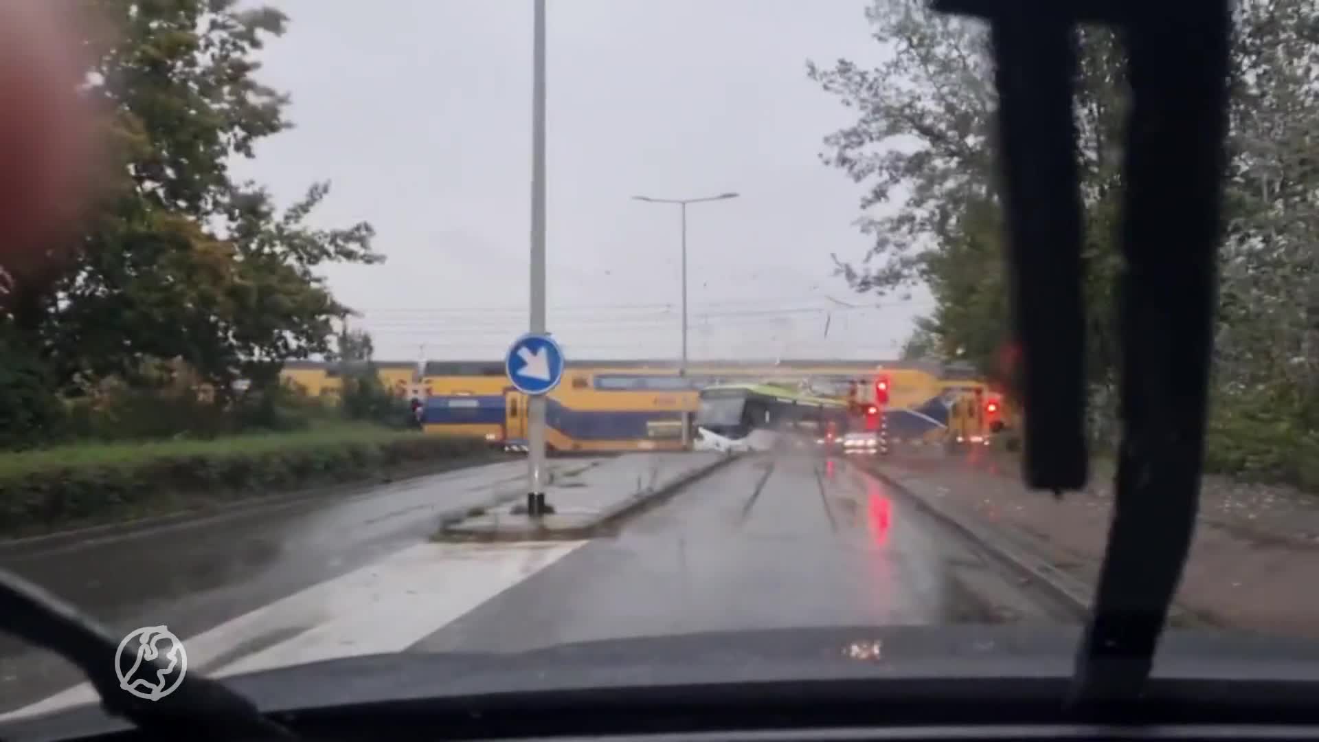 ZIEN: Trein ramt bus op overweg, chauffeur probeert machinist nog te waarschuwen