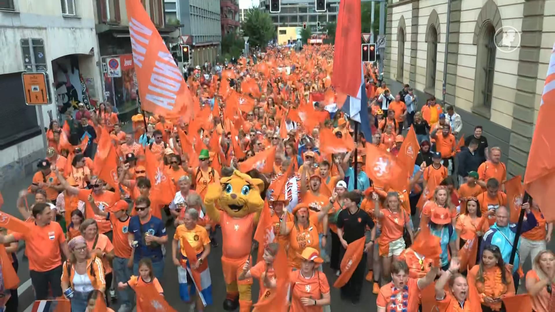 Zürich kleurt oranje: fans marcheren richting stadion voor duel met Engeland