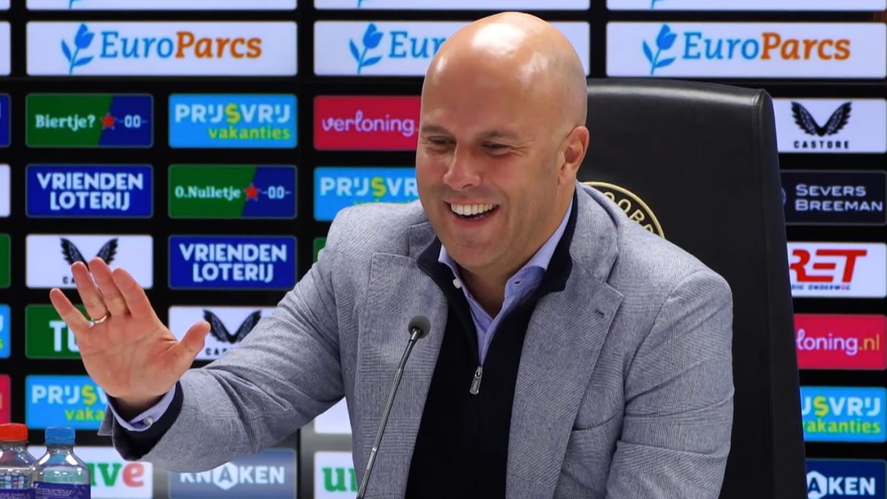 Arne Slot grapt op persconferentie: ‘Als ik met mijn vrouw voetbal kijk, zegt ze hetzelfde’