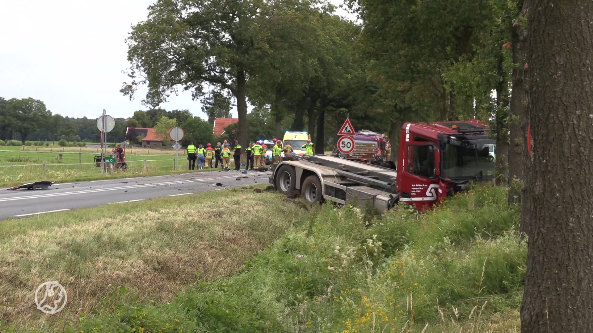 Automobilist overlijdt na botsing met vrachtwagen in Winterswijk