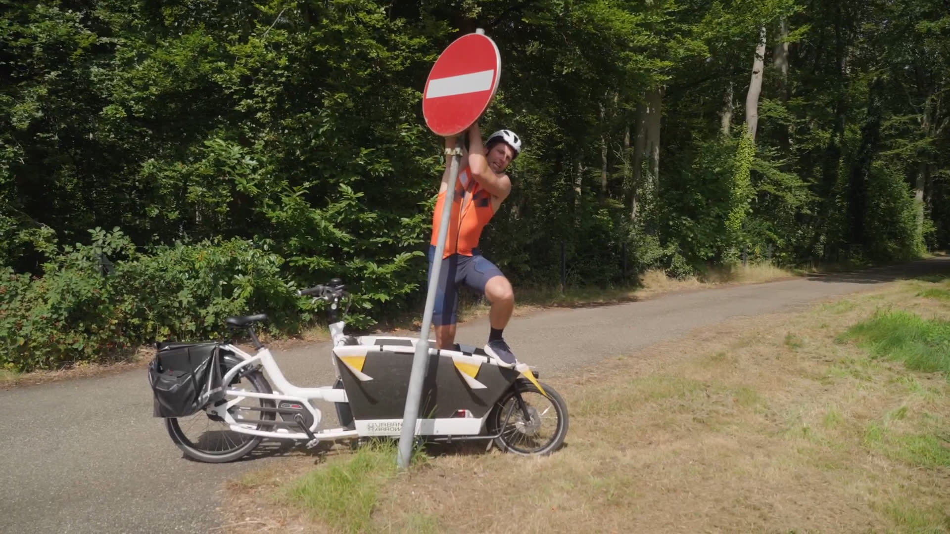 Sneaky: de jongens jatten verkeersborden!