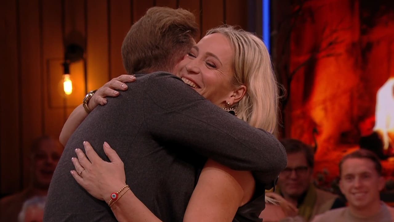 Rutger Castricum onderbreekt uitzending De Oranjewinter voor dikke knuffel aan Hélène